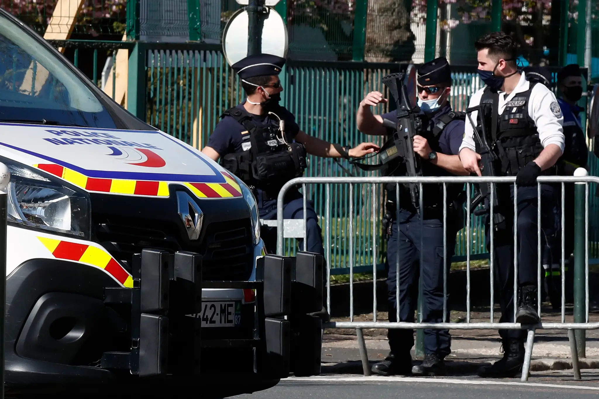 Policajti blokujú cestu zábranami neďaleko miesta útoku.