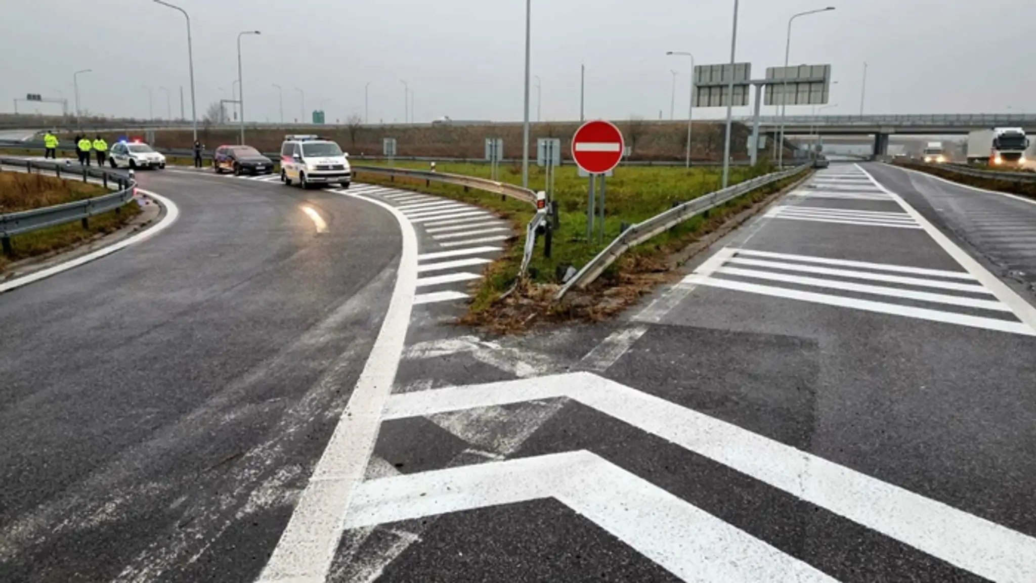 Dopravní policajti pri zadržaní opitej vodičky, ktorá jazdila v protismere.
