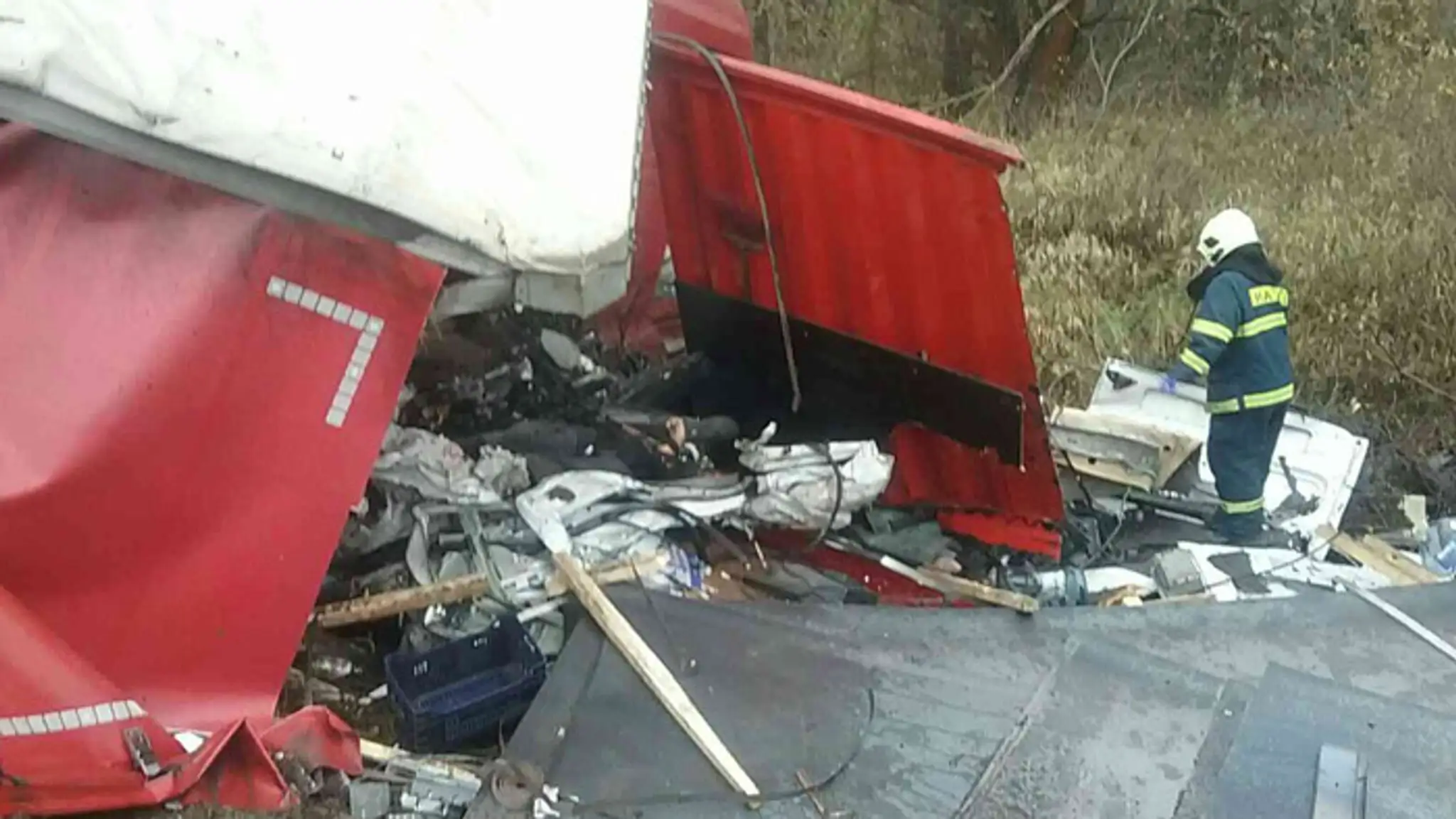 V Medveďove sa zrazili dve dodávky a nákladiak.