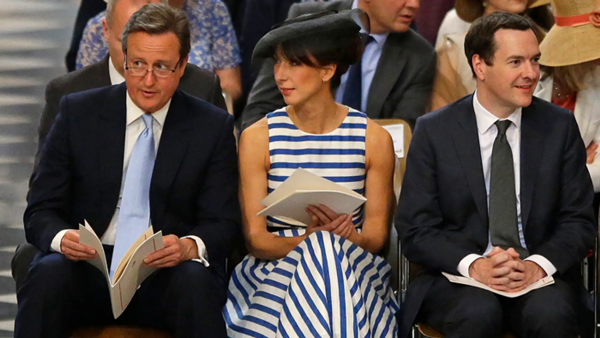 Britský premiér David Cameron (vľavo), jeho manželka Samantha a minister financií George Osborne.