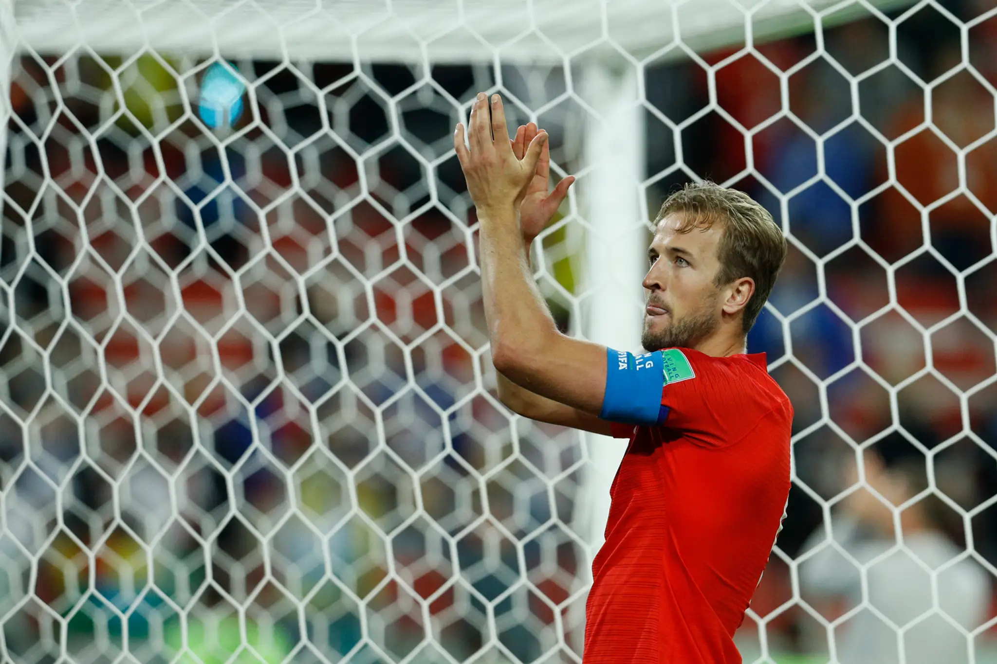 Kapitán Anglicka Harry Kane ďakuje fanúšikom po zápase s Kolumbiou na MS 2018.