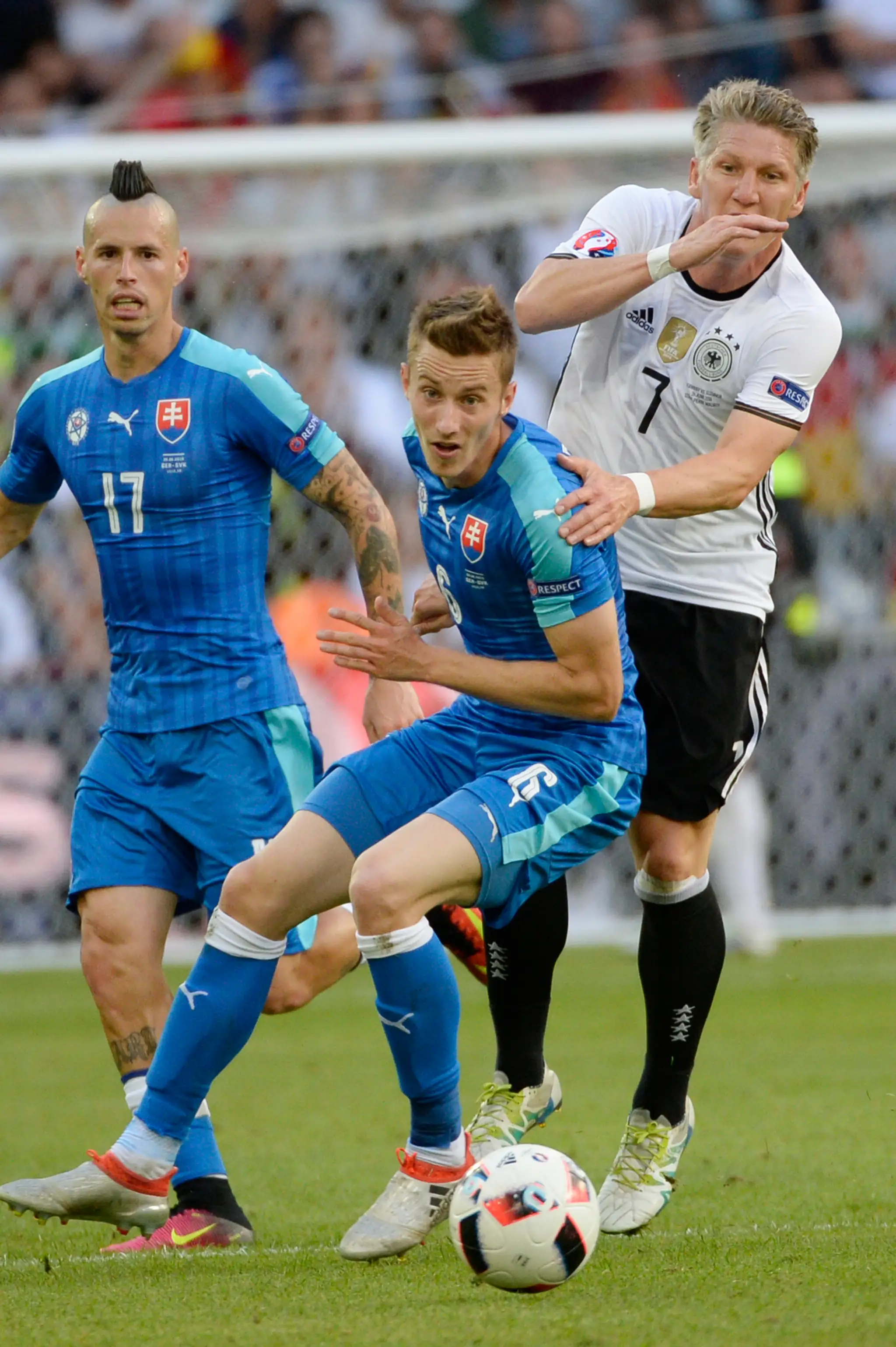 Na snímke zľava Marek Hamšík, Ján Greguš (Slovensko) a Bastian Schweinsteiger počas duelu s Nemeckom na ME.