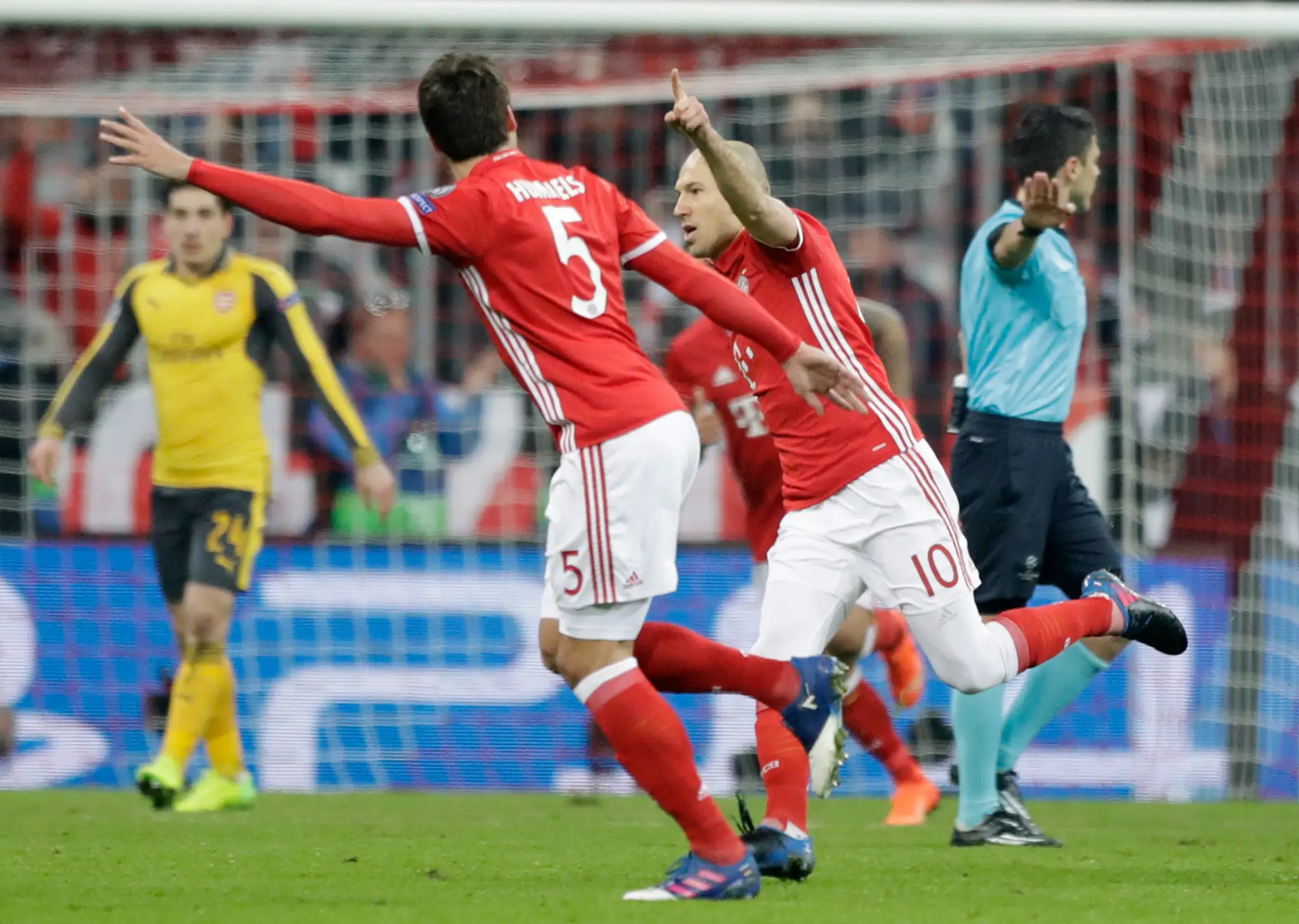Arjen Robben (číslo 10) z Bayernu oslavuje svoj gól v osemfinále LM proti Arsenalu.