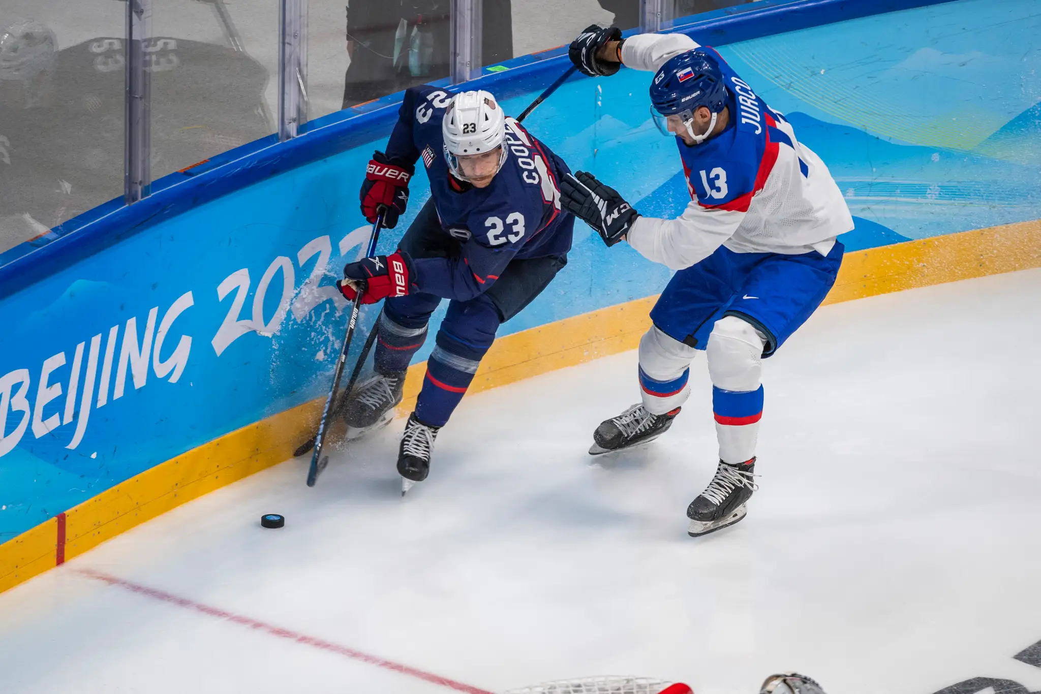 Zľava hráč USA Brian Cooper a Tomáš Jurčo vo štvrťfinále ZOH 2022.