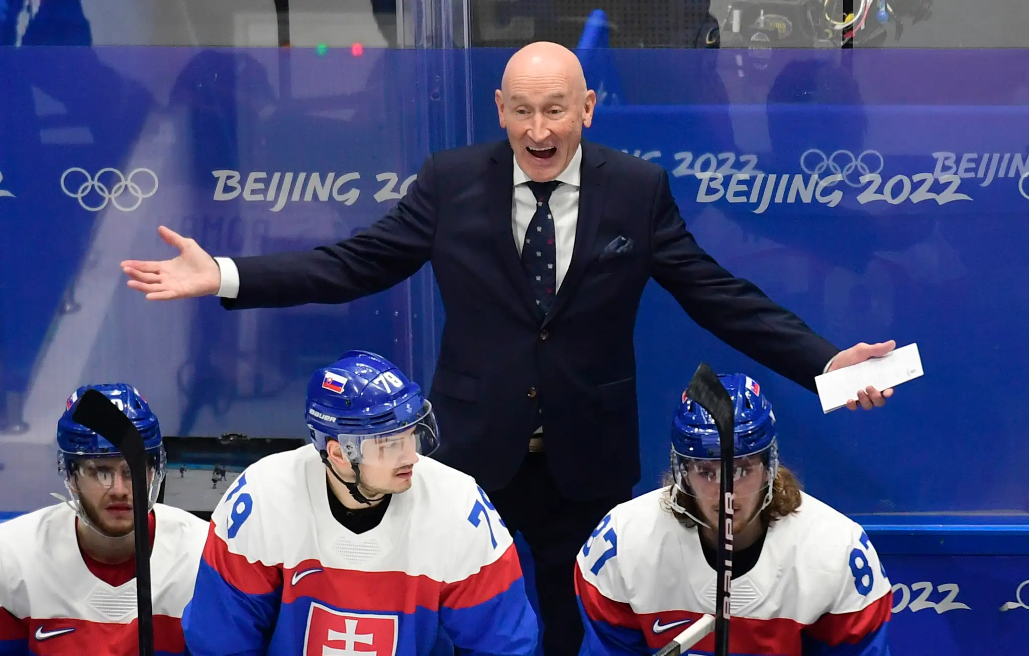 Tréner Slovenska Craig Ramsay, druhý sprava Libor Hudáček a vpravo Pavol Regenda v kvalifikácii o štvrťfinále ZOH 2022 s Nemeckom.