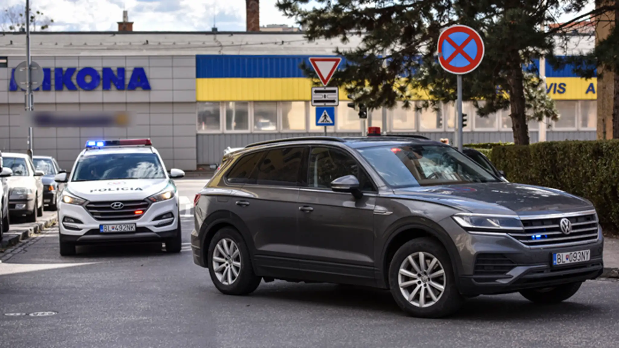 Policajná eskorta priváža obvineného Zoroslava Kollára.