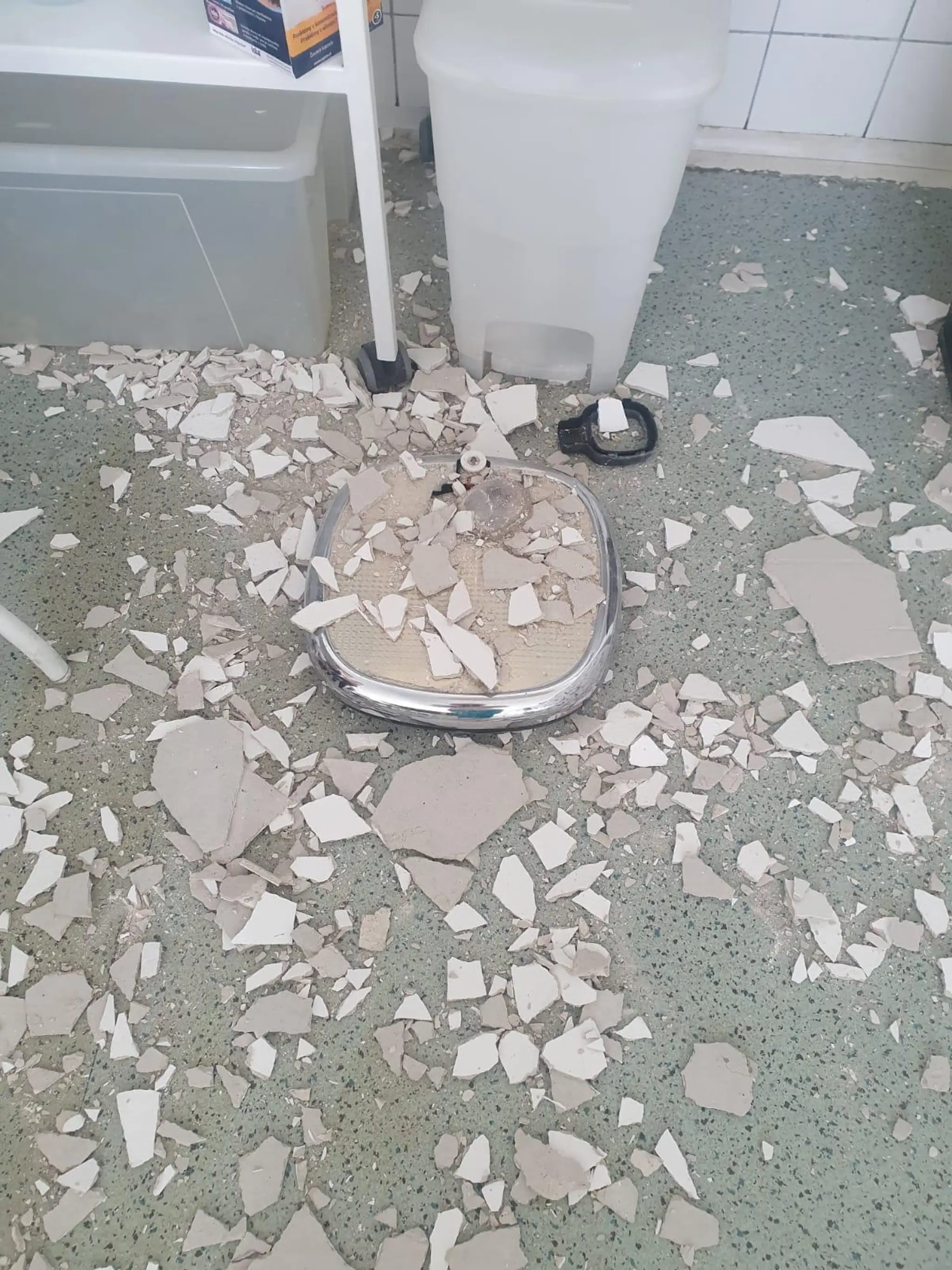 Zo stropu na poliklinike spadol veľký kus omietky.
