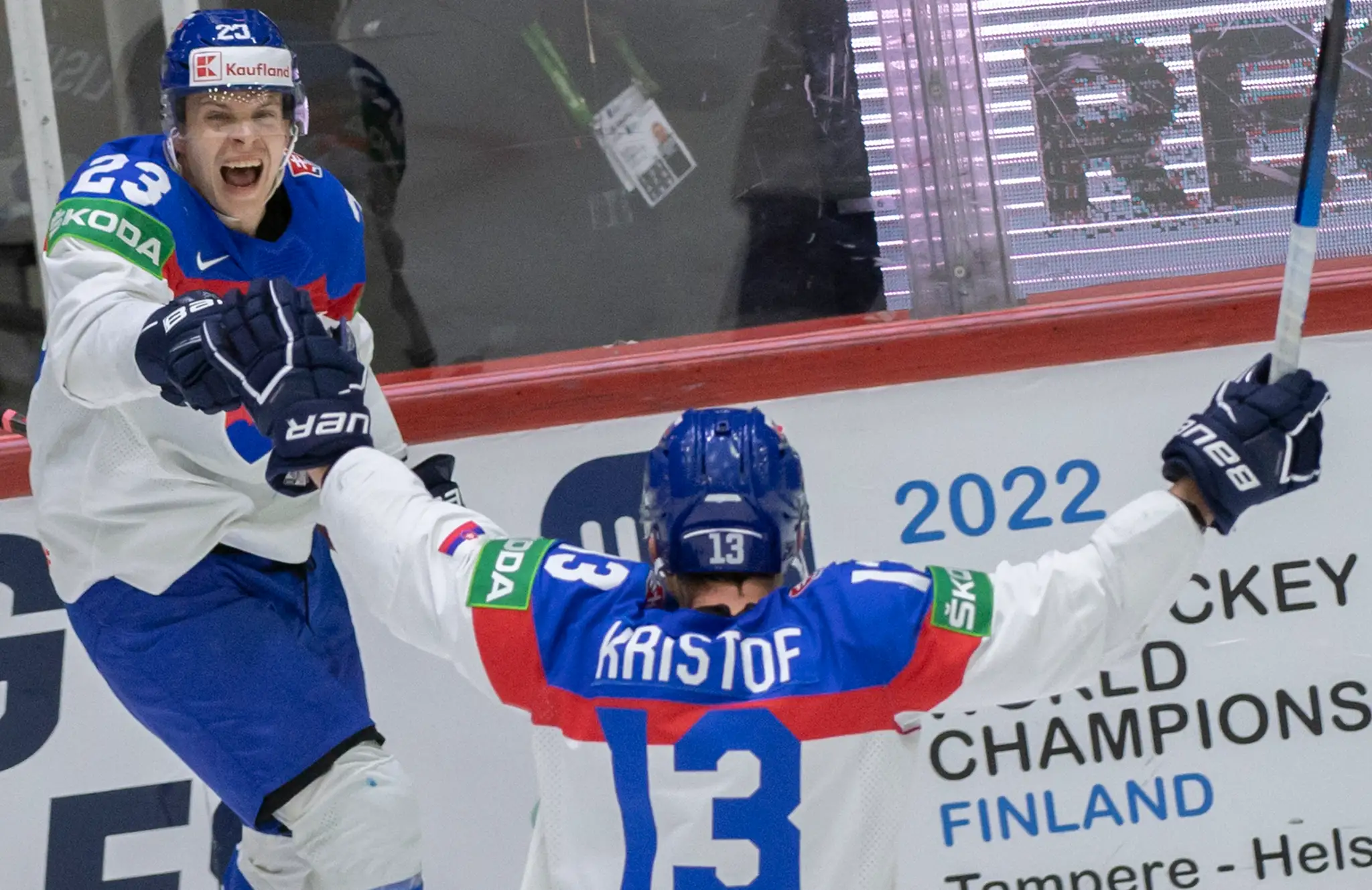 Slovenskí hokejisti sa radujú z gólu, zľava strelec Adam Liška a Michal Krištof v zápase s Kazachstanom na MS 2022.