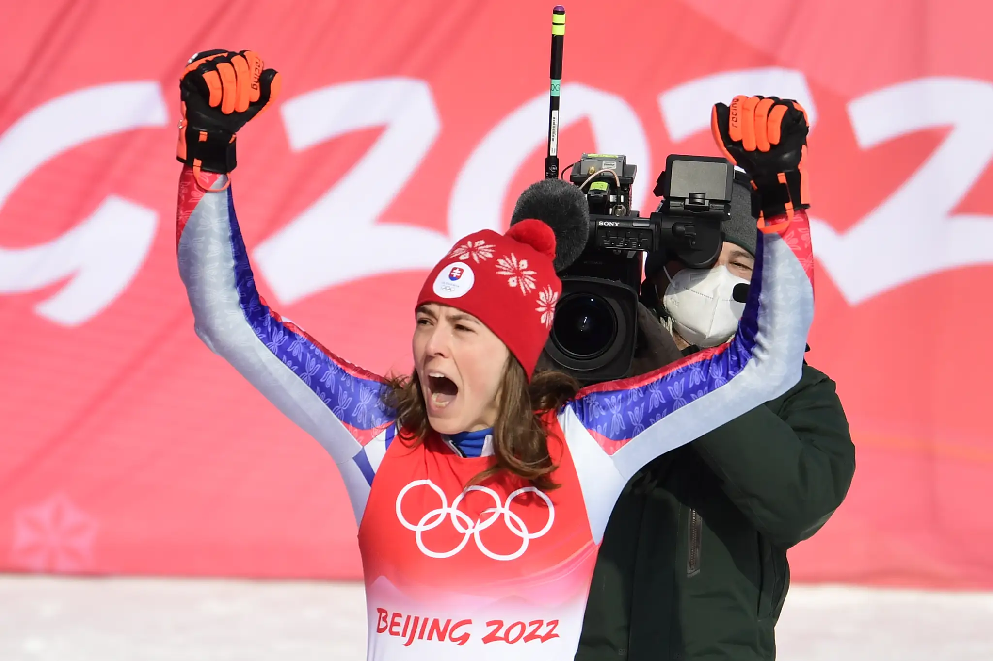Petra Vlhová oslavuje zisk zlata na ZOH 2022.