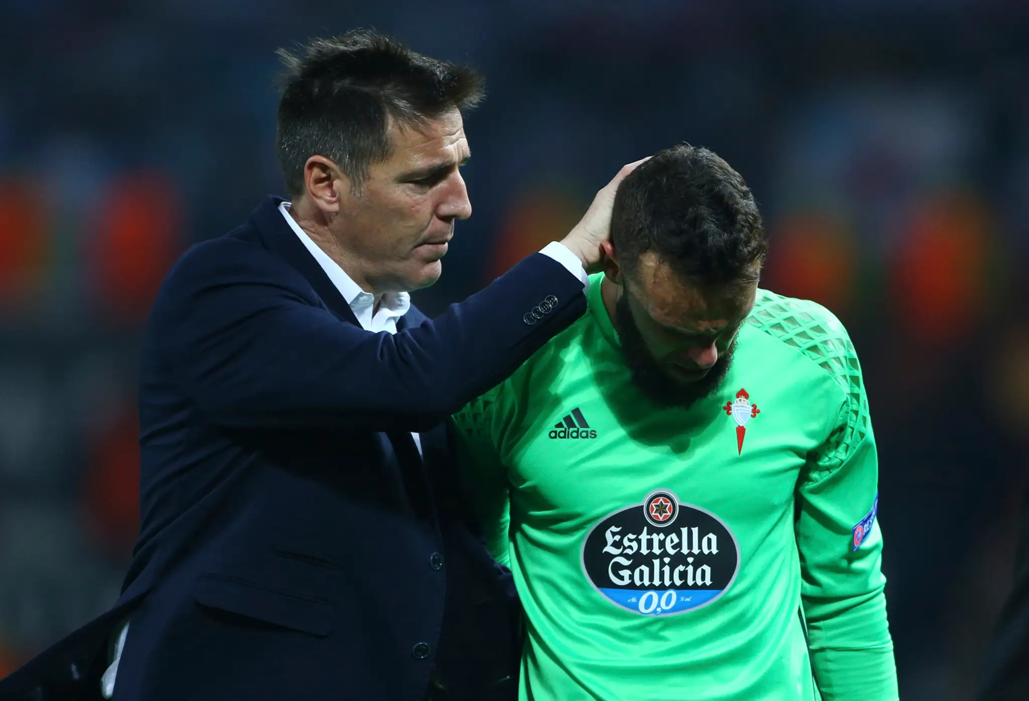 Kouč Celty Vigo Eduard Berizzo utišuje gólmana Sergia Álvareza po vypadnutí v semifinále EL.