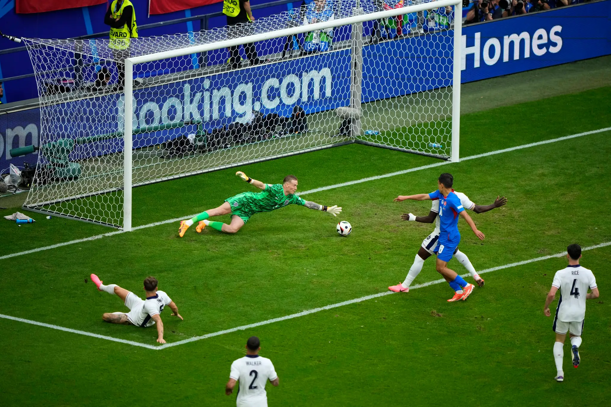 Anglický brankár Jordan Pickford likviduje šancu Slovákov v osemfinále ME 2024.