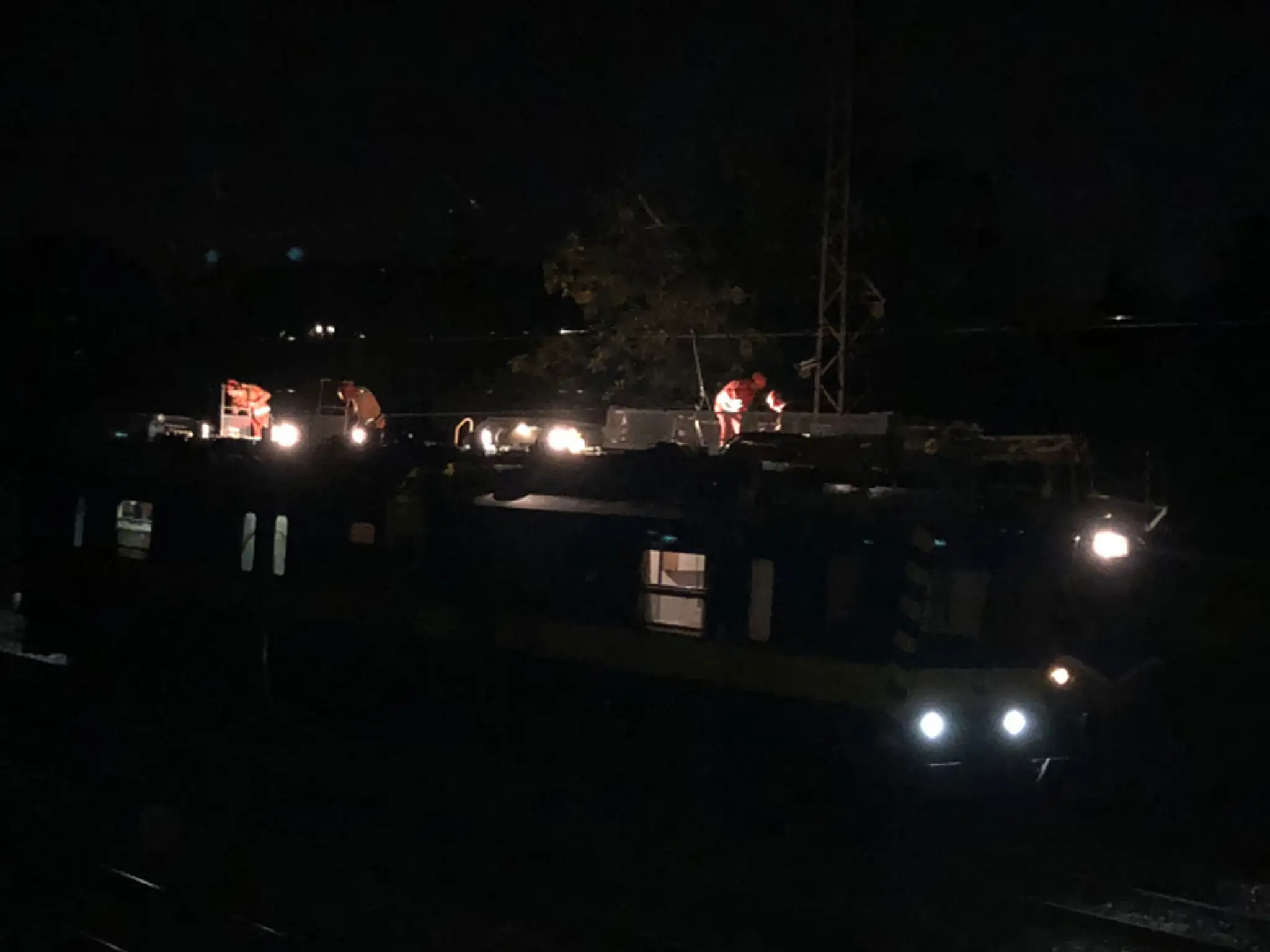 Oprava pretrhnutého trakčného vedenia.