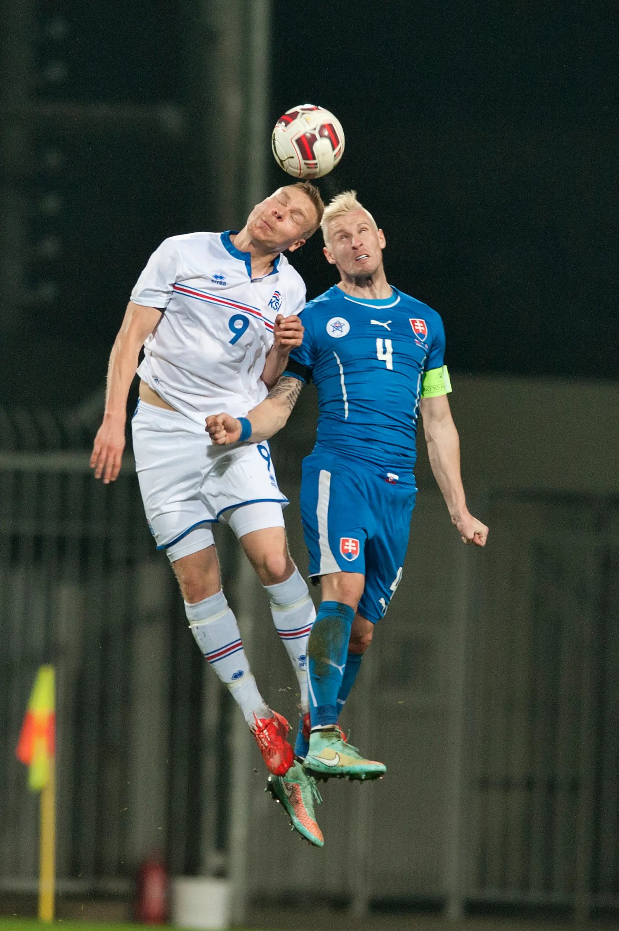 Ján Ďurica a vľavo Kolbeinn Sigthórsson (Island)
