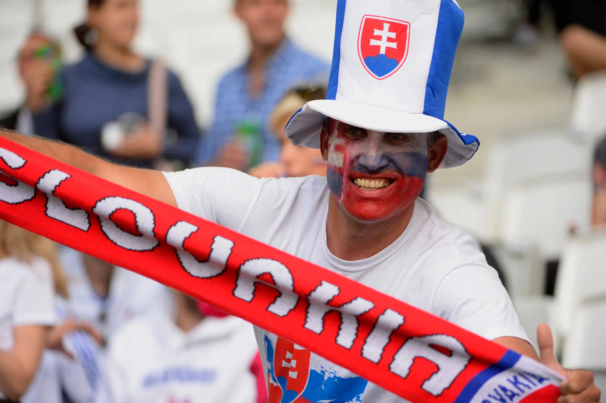 Slovenský fanúšik pózuje pred duelom proti Walesu na ME vo futbale.
