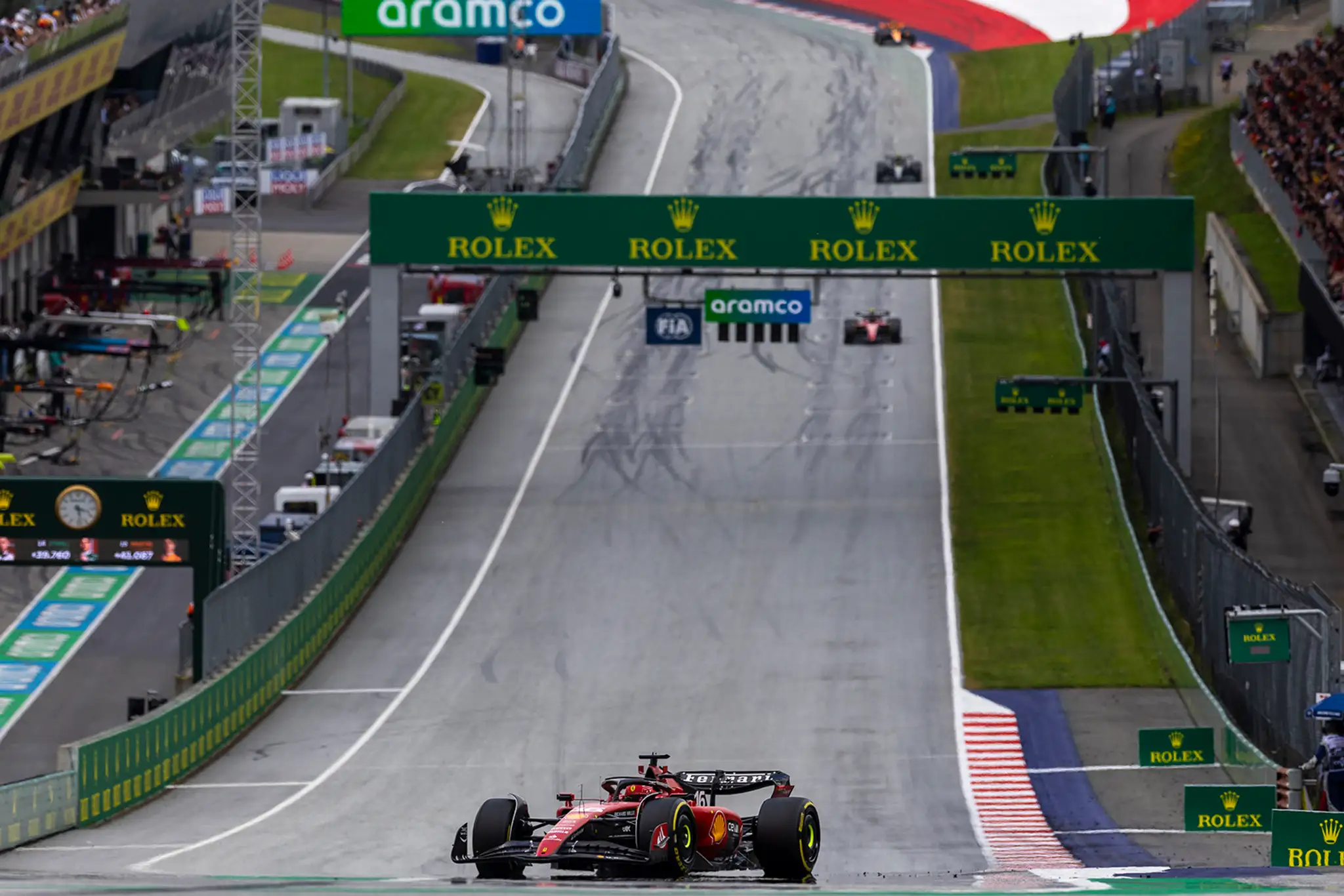 Chalrels Leclerc na Ferrari na trati.