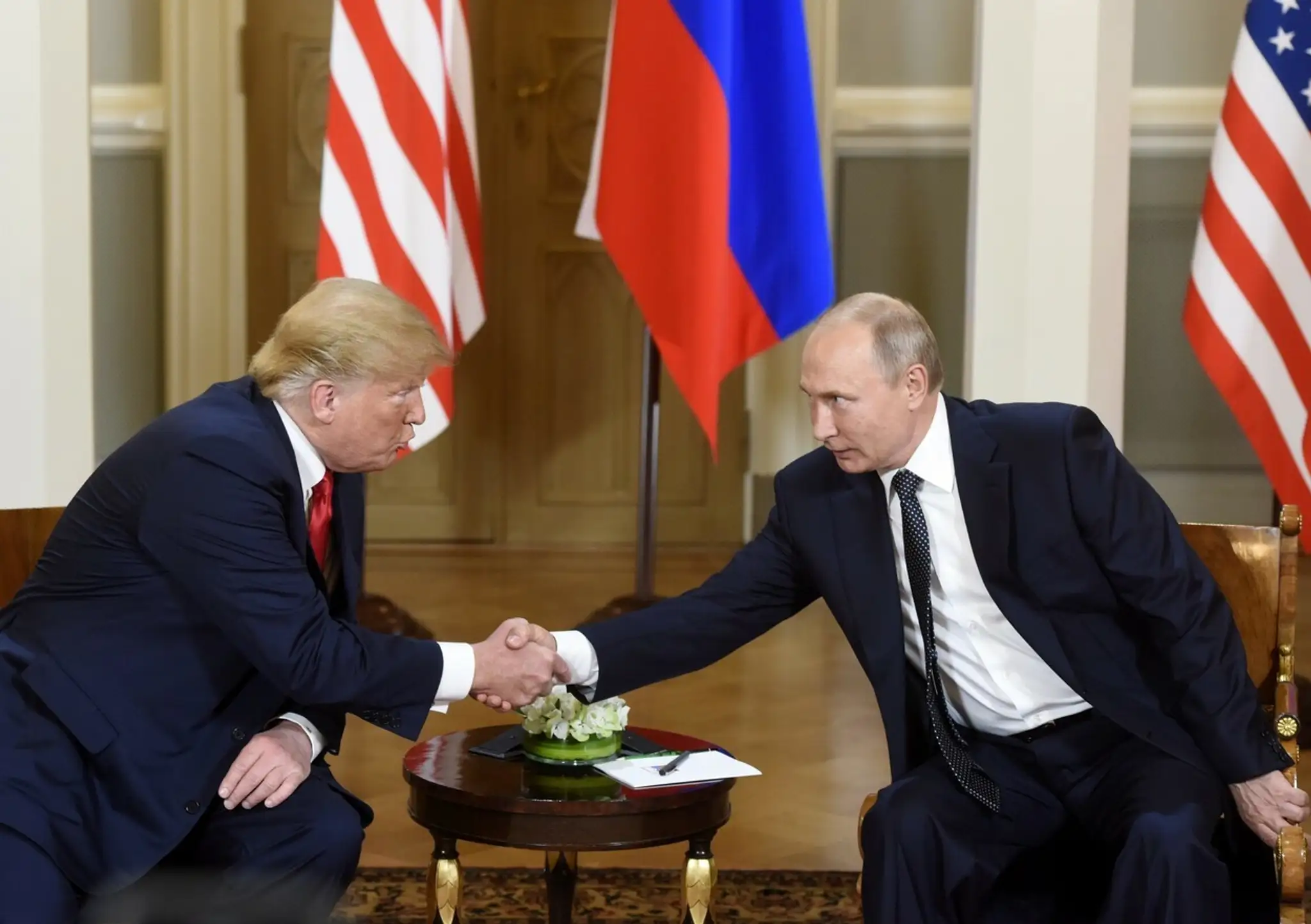 Donald Trump nastupuje do vrtuľníka a opúšta Biely dom v deň inaugurácie Joea Bidena.