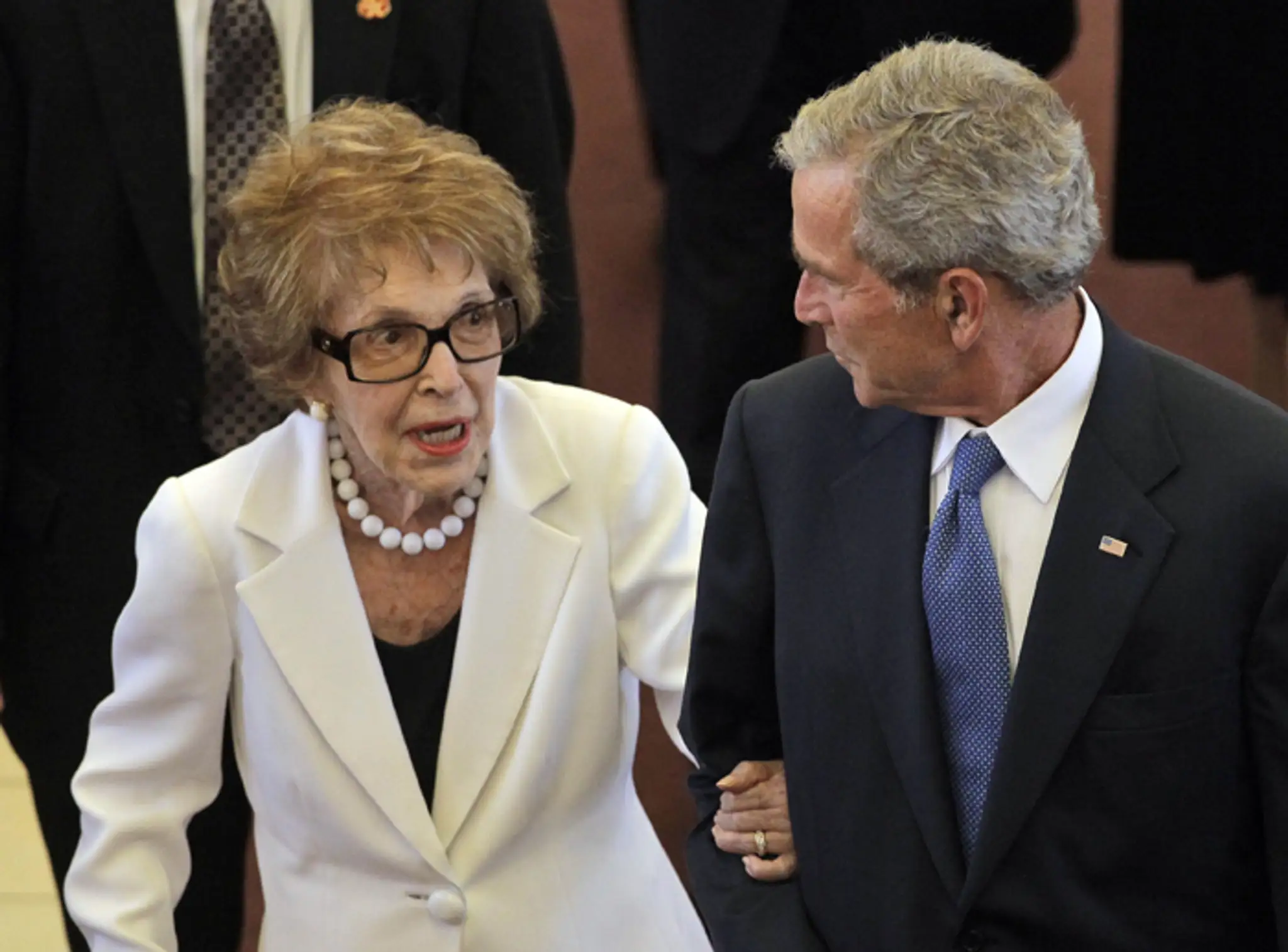 Exprezident George W. Bush a bývalá prvá dáma USA Nancy Reaganová na archívnej snímke z roku 2011.