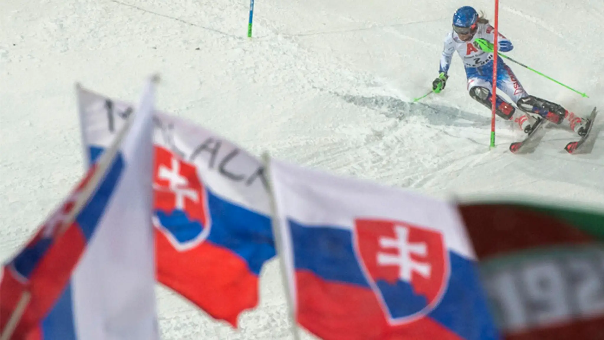 Alpská lyžiarka Petra Vlhová sa teší z triumfu v nočnom slalome vo Flachau.