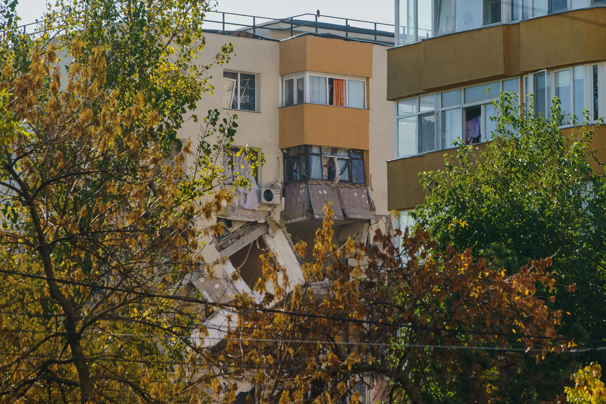 Bytovka v Bukurešti po výbuchu.