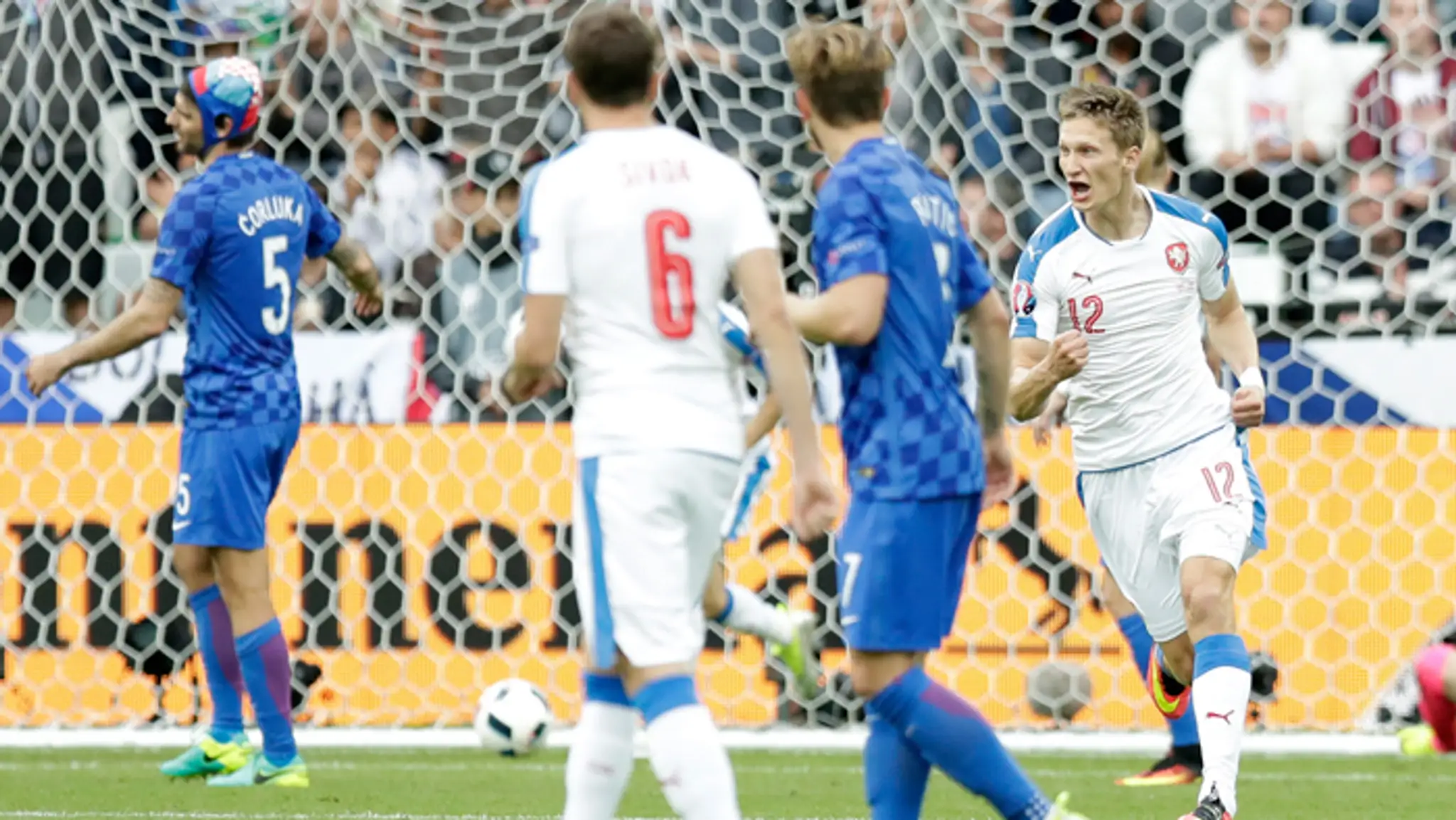 Český futbalista Milan Škoda (vpravo) sa teší po strelení gólu na 1:2 proti Chorvátsku.