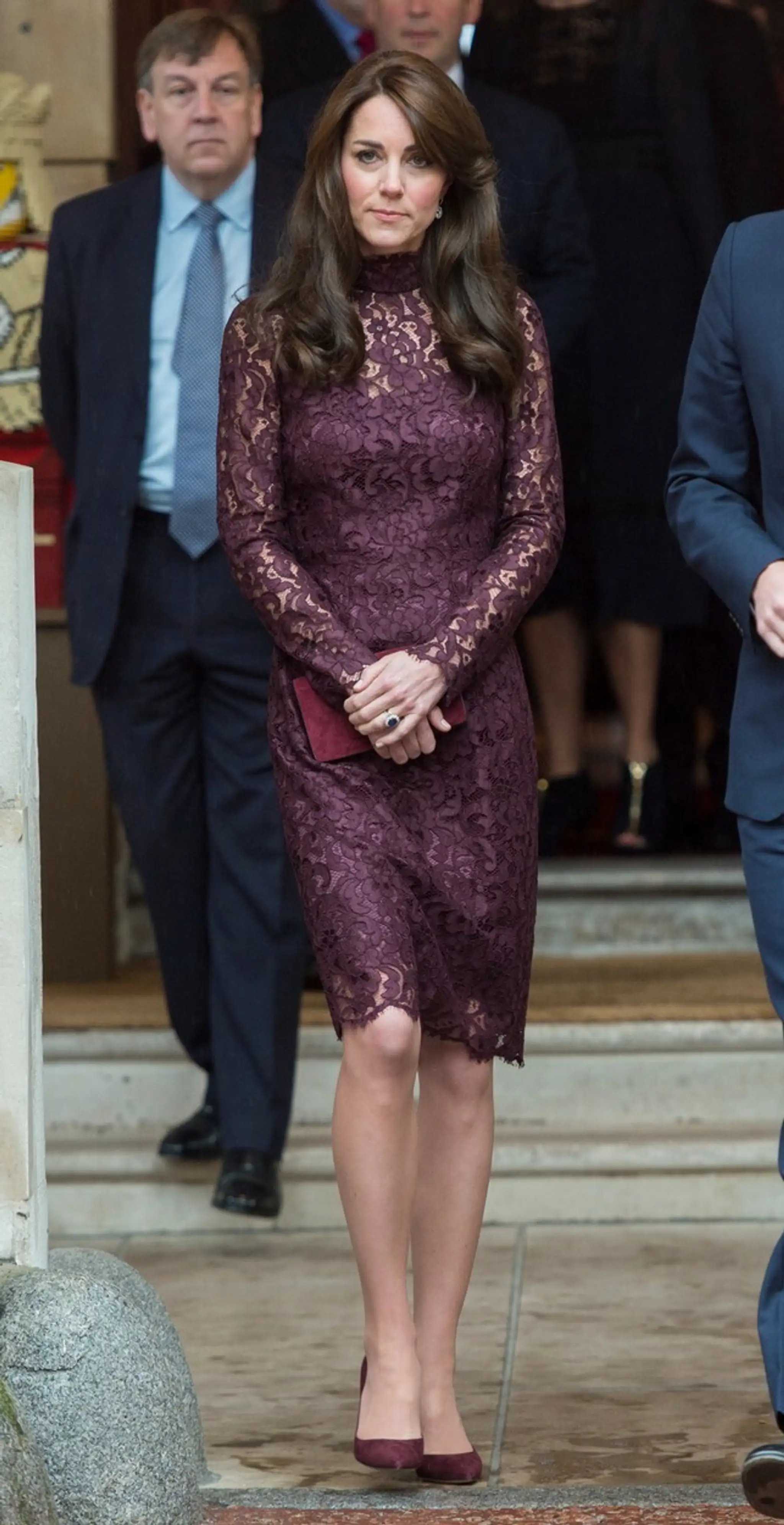 Kate Middleton vo vínových šatách.