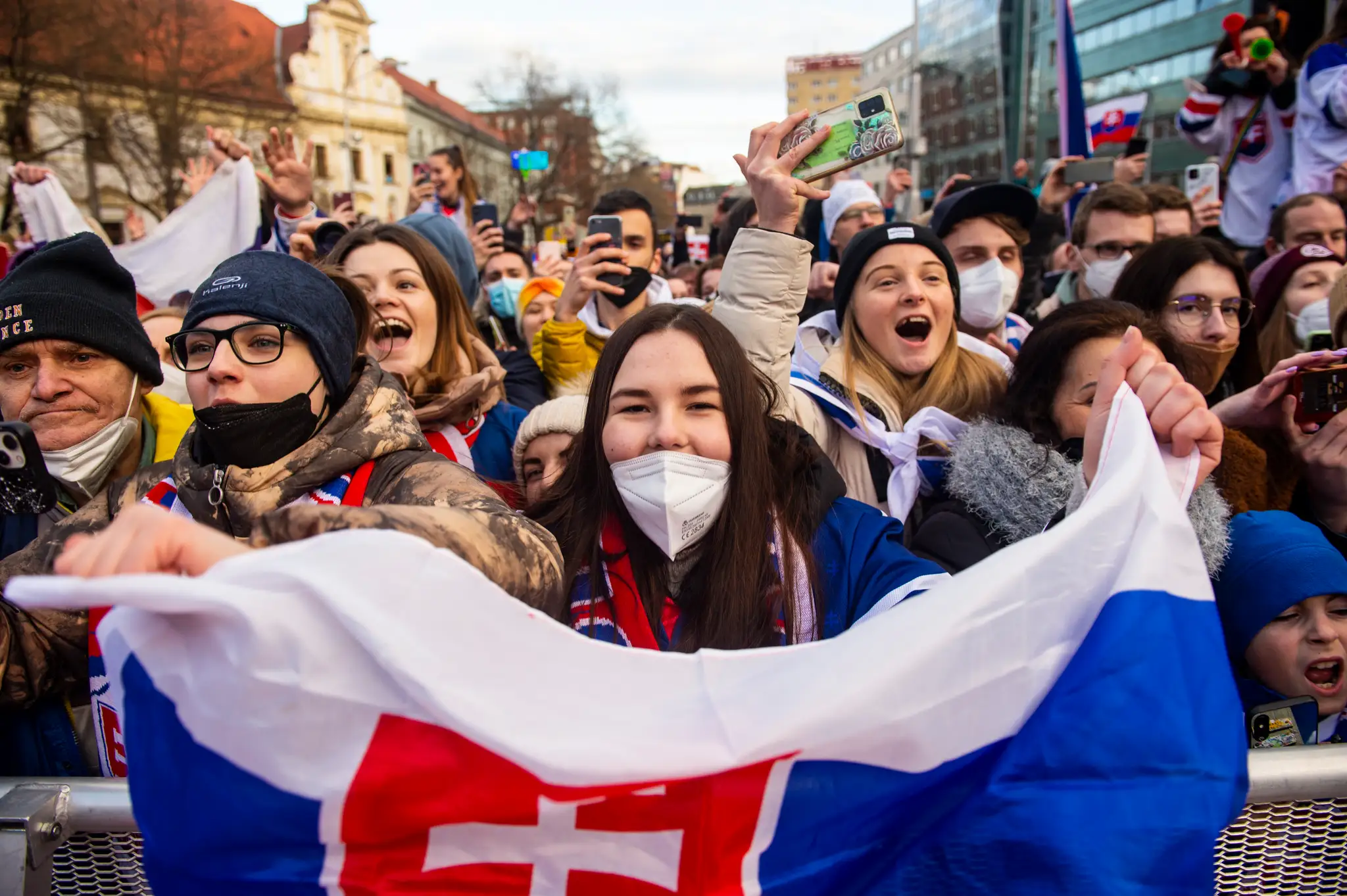 Fanúšikovia počas osláv s bronzovými hokejovými medailistami na Námestí SNP v Bratislave.