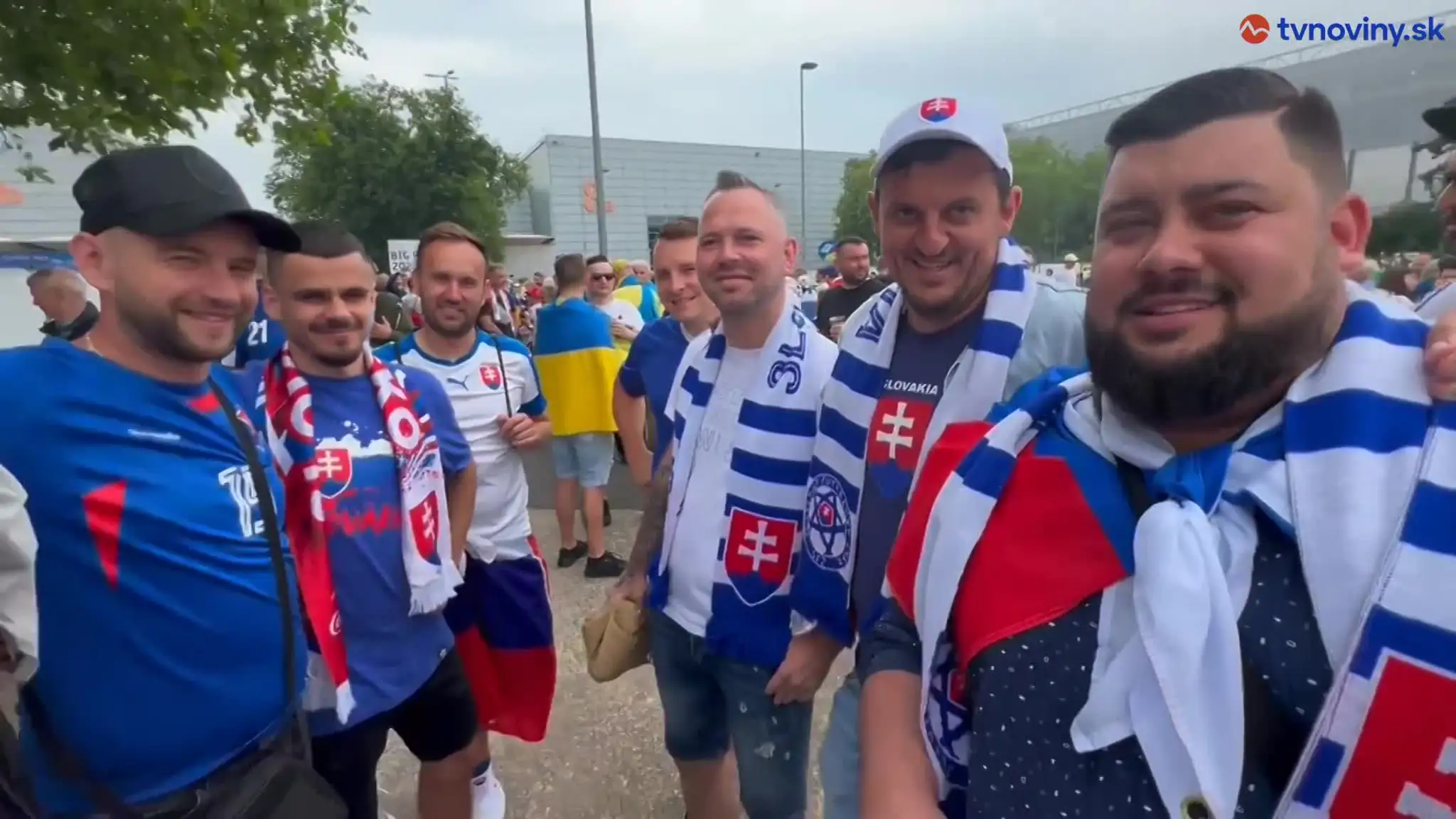 Slovenskí fanúšikovia pred štadiónom v Düsseldorfe.