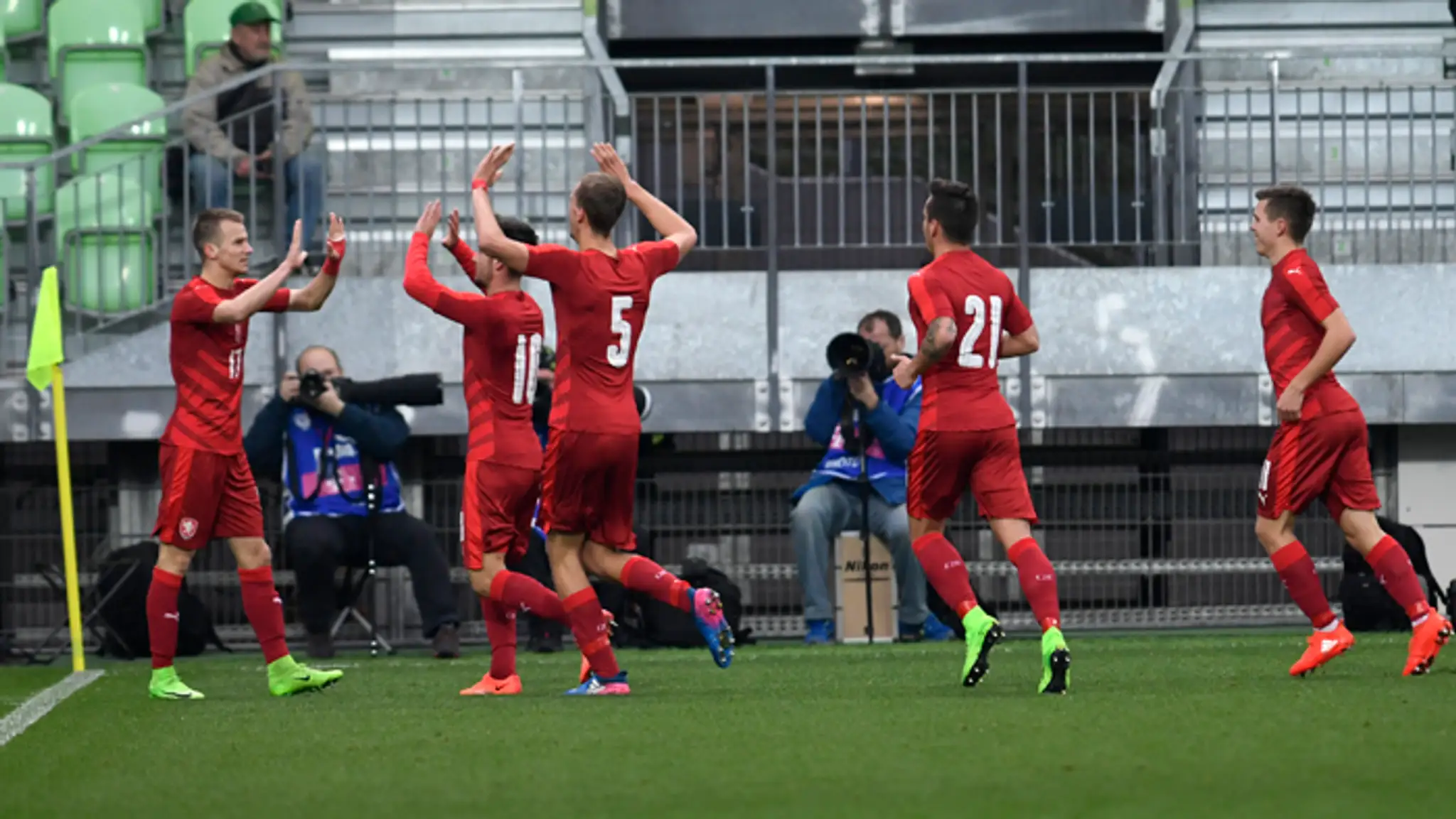 Hráči českej reprezentácie do 21 sa tešia po prvom góle v priateľskom zápase so Slovenskom.