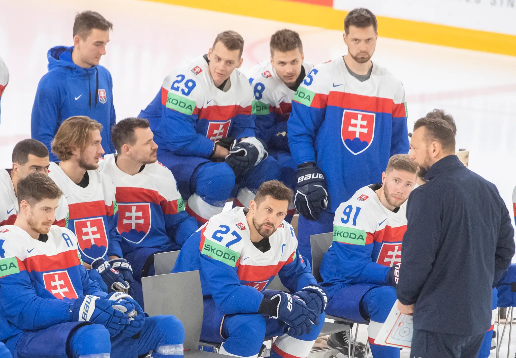Zľava hore Dávid Mudrák, Michal Ivan, Viliam Čacho a Alex Tamáši, zľava dole Peter Cehlárik, Andrej Kudrna, Miloš Kelemen, Marek Hrivík, Matúš Sukeľ, asistent trénera Andrej Podkonický počas tímového fotenia na MS 2023.