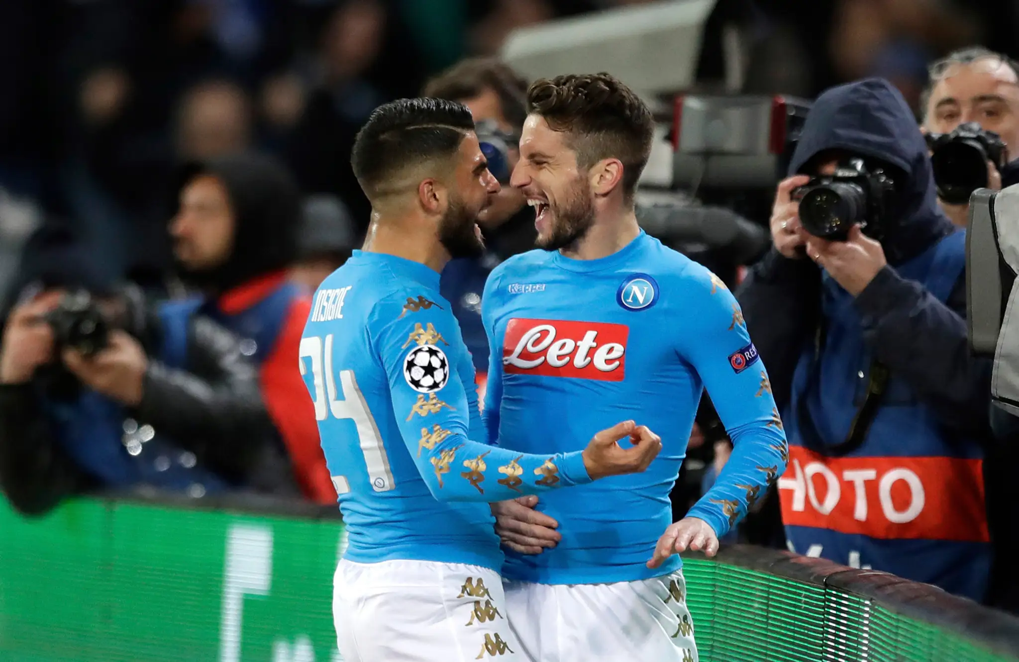 Lorenzo Insigne (vľavo) z Neapola gratuluje Driesovi Mertensovi k jeho gólu v osemfinále LM proti Realu Madrid.