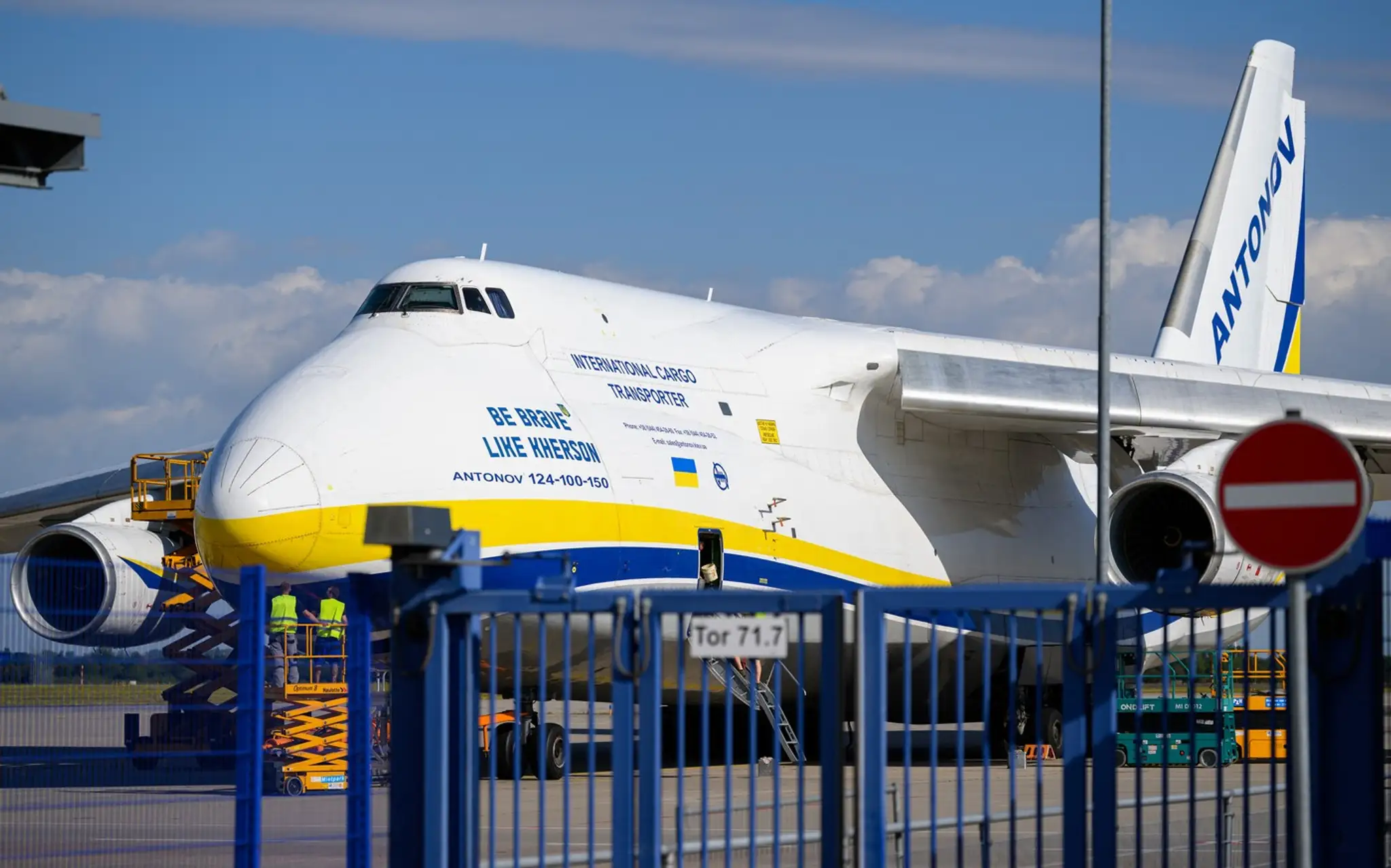 Ukrajinský Antonov parkuje na letisku Lipsko/Halle.