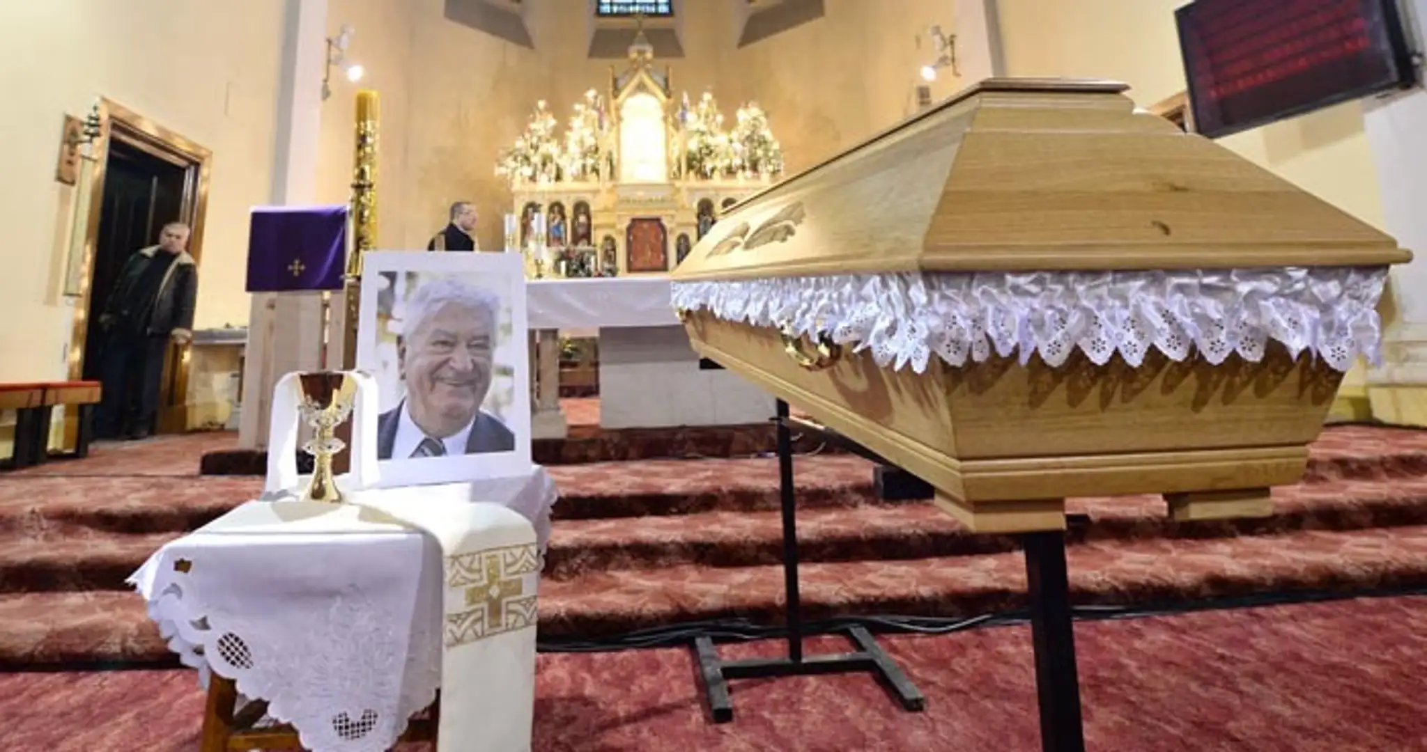 Na snímke telesné pozostatky zosnulého Antona Srholca sú vystavené počas poslednej rozlúčky v Kostole Nanebovzatia Panny Márie.