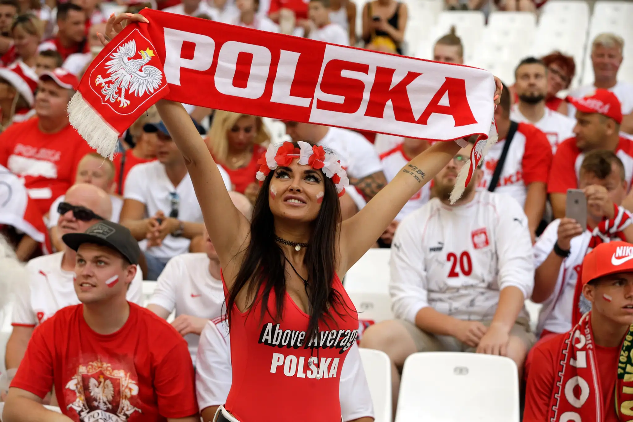 Poľská fanúšička povzbudzuje pred začiatkom štvrťfinálového duelu na ME proti Portugalsku.