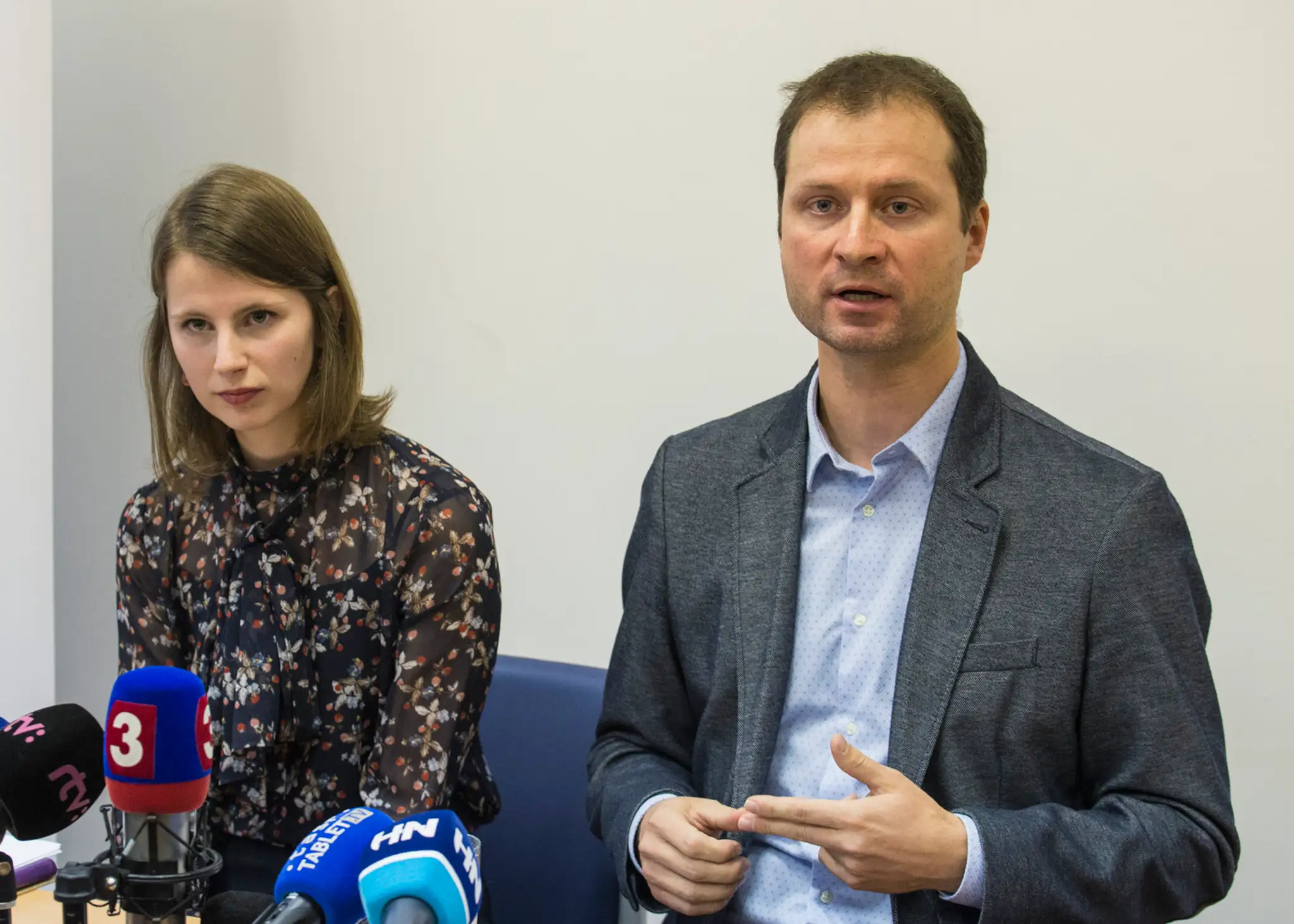 Zuzana Hlávková a vpravo riaditeľ Transparency International Slovensko Gabriel Šípoš