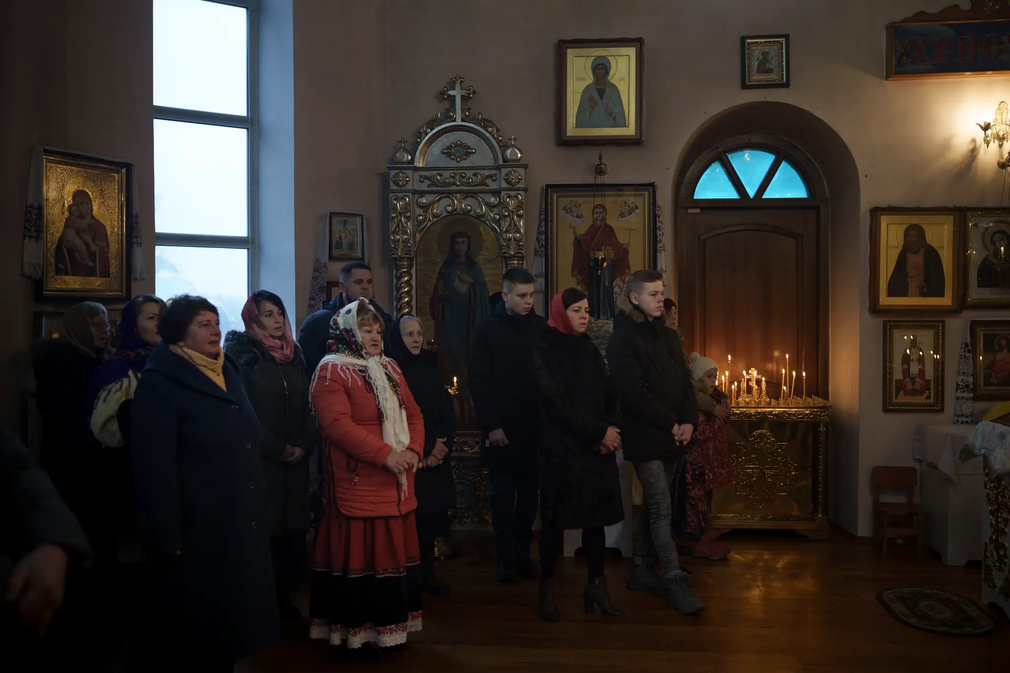 Vianočná omša v ortodoxnom chráme na predmestí Kyjeva. Nedeľa (25.12.) sa začala za svoju sirén, no ani tie neodradili Ukrajincov na jej účasti.