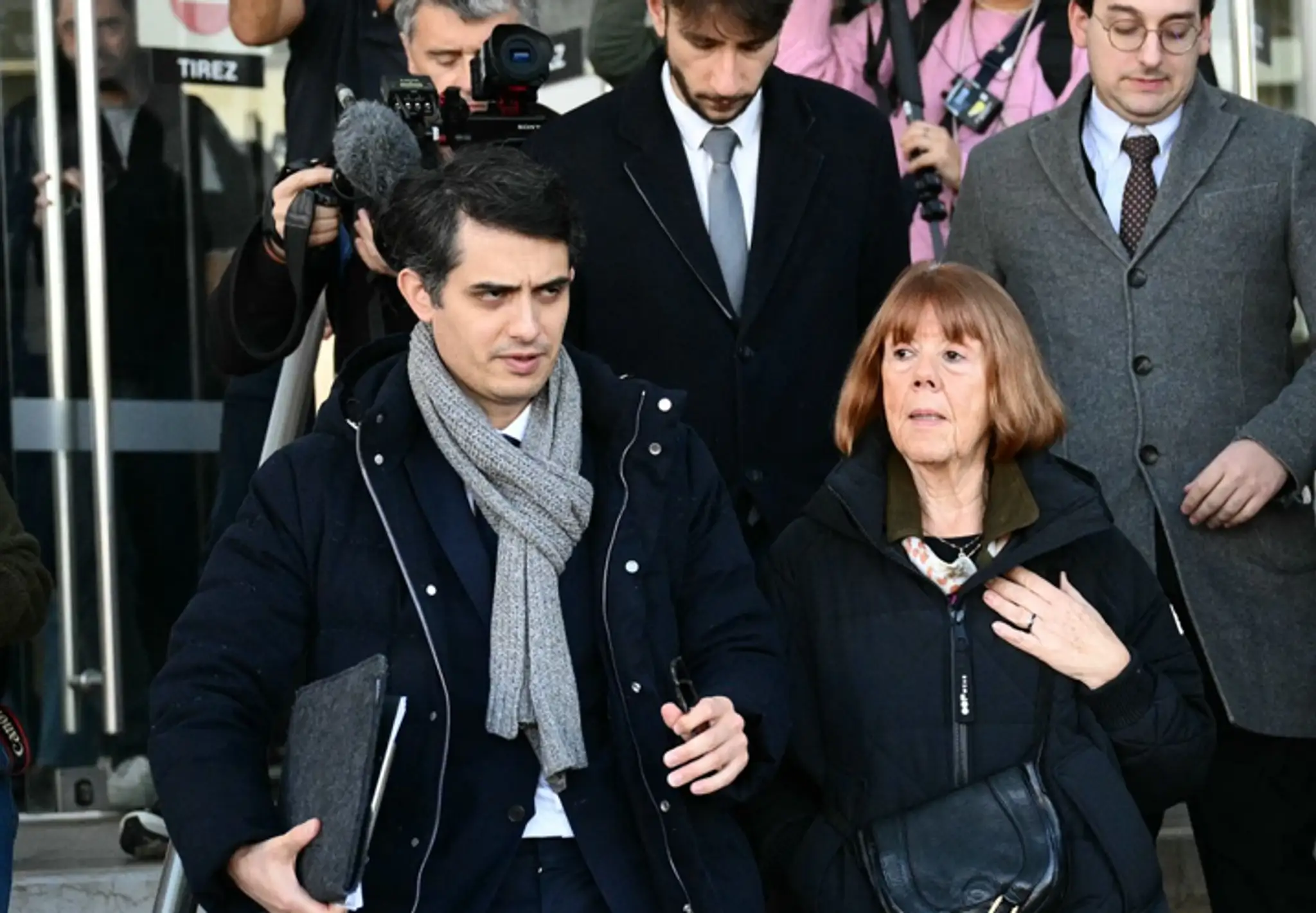 Na snímke Gisele Pelicotová a jej právnik.
