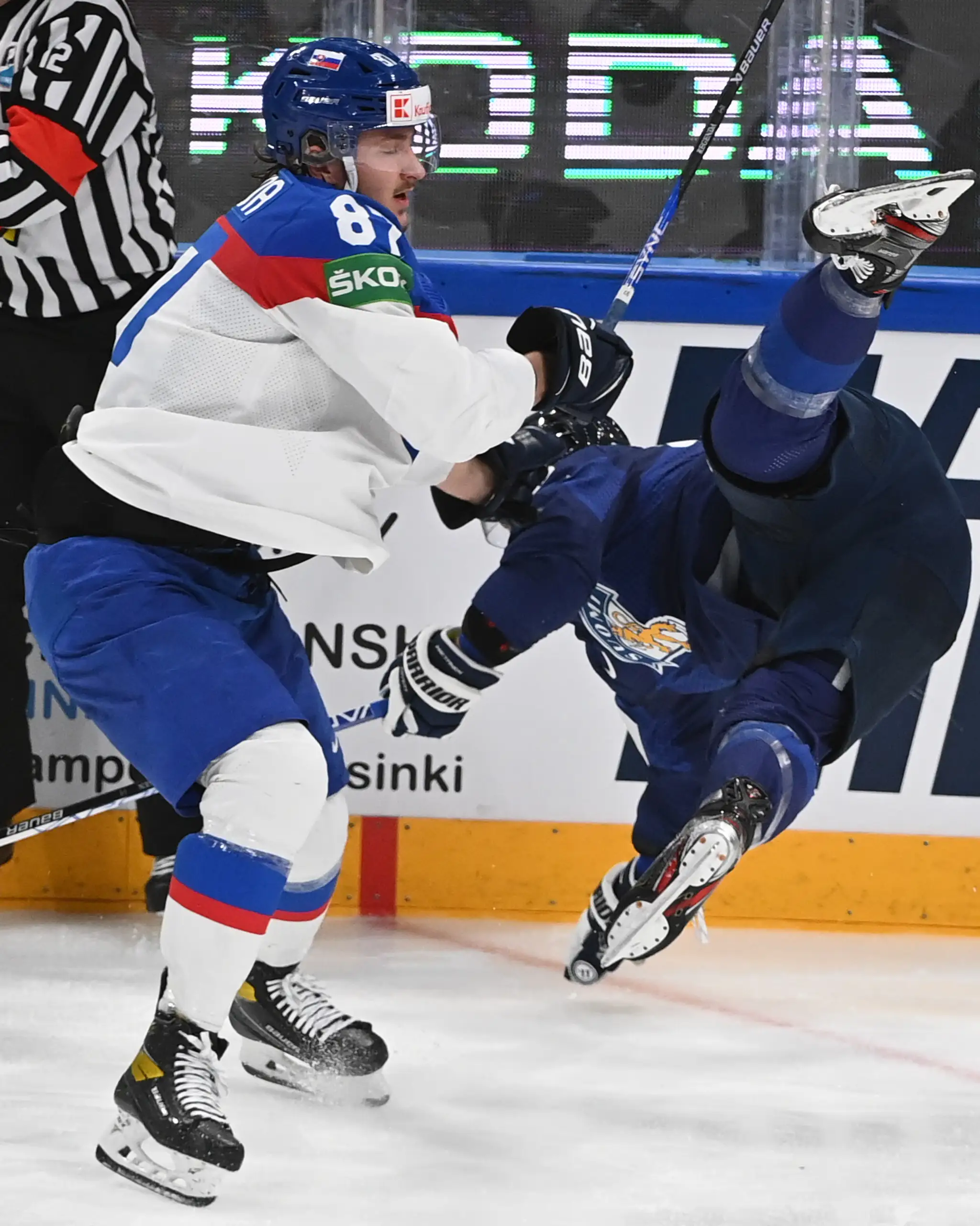 Na snímke zľava slovenský hokejista Pavol Regenda a Fín Juuso Hietanen bojujú o puk vo štvrťfinálovom zápase MS 2022.