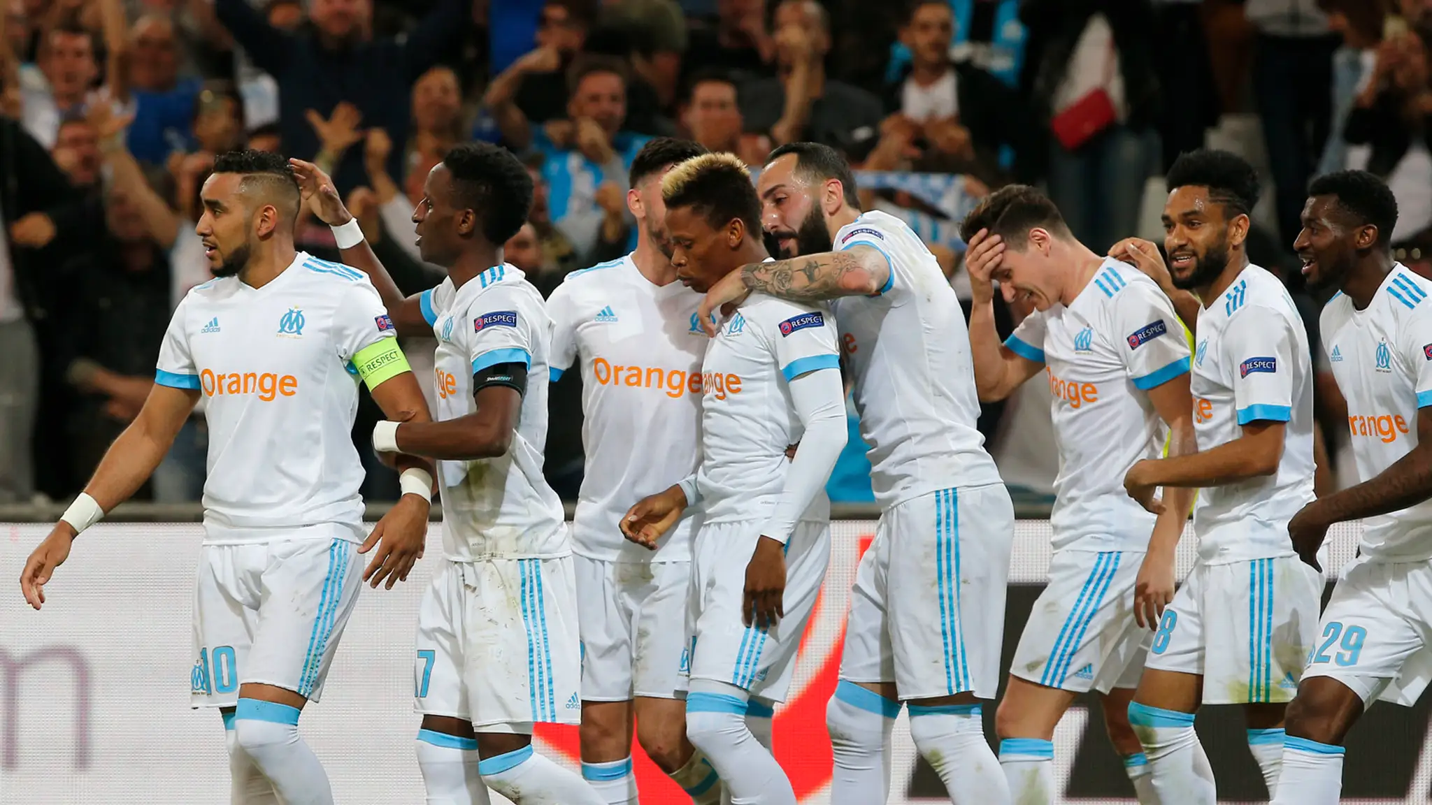 Hráči Olympique Marseille sa tešia z gólu v sieti Salzburgu v prvom semifinále EL.