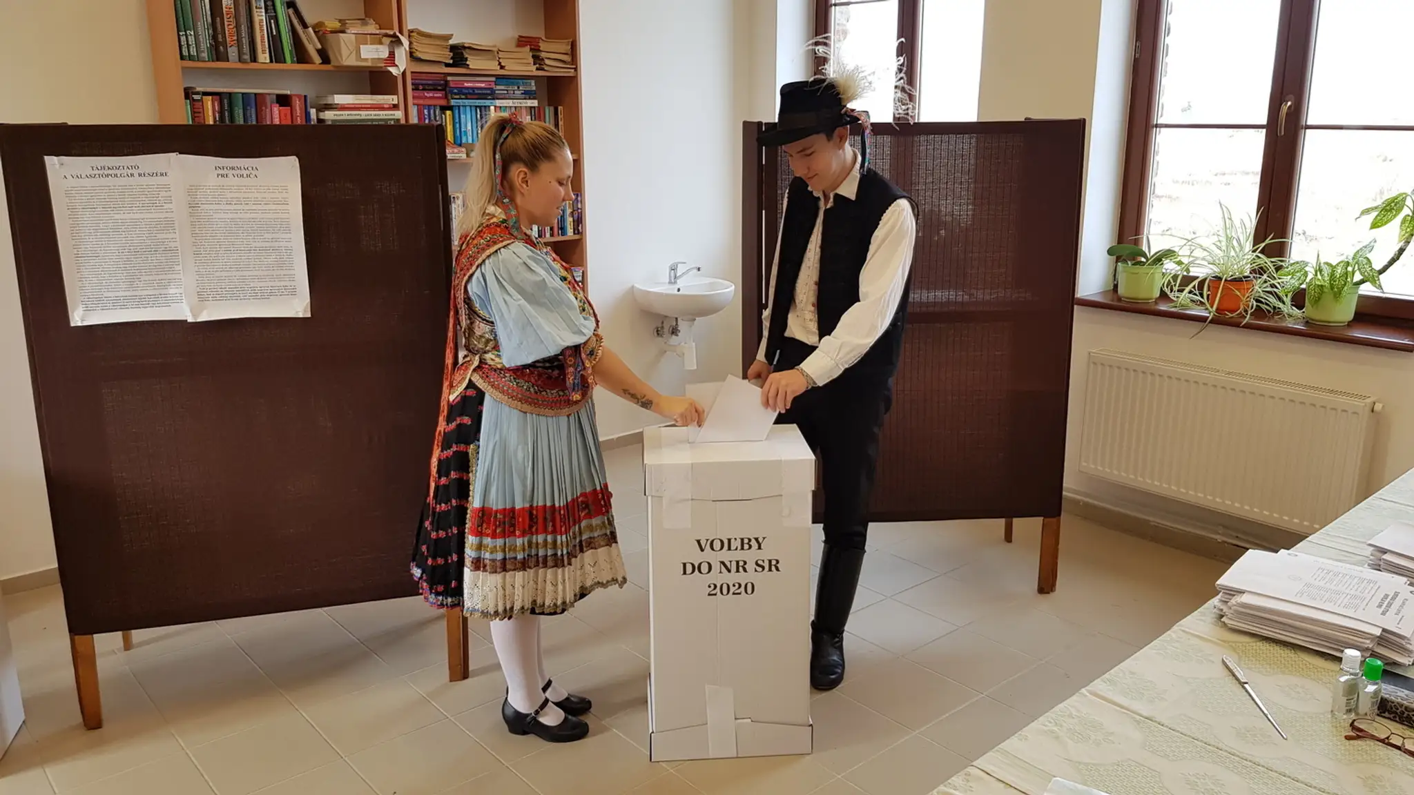 Členovia okrskovej volebnej komisie s prenosnou volebnou schránkou v rómskej osade v Trebišove.