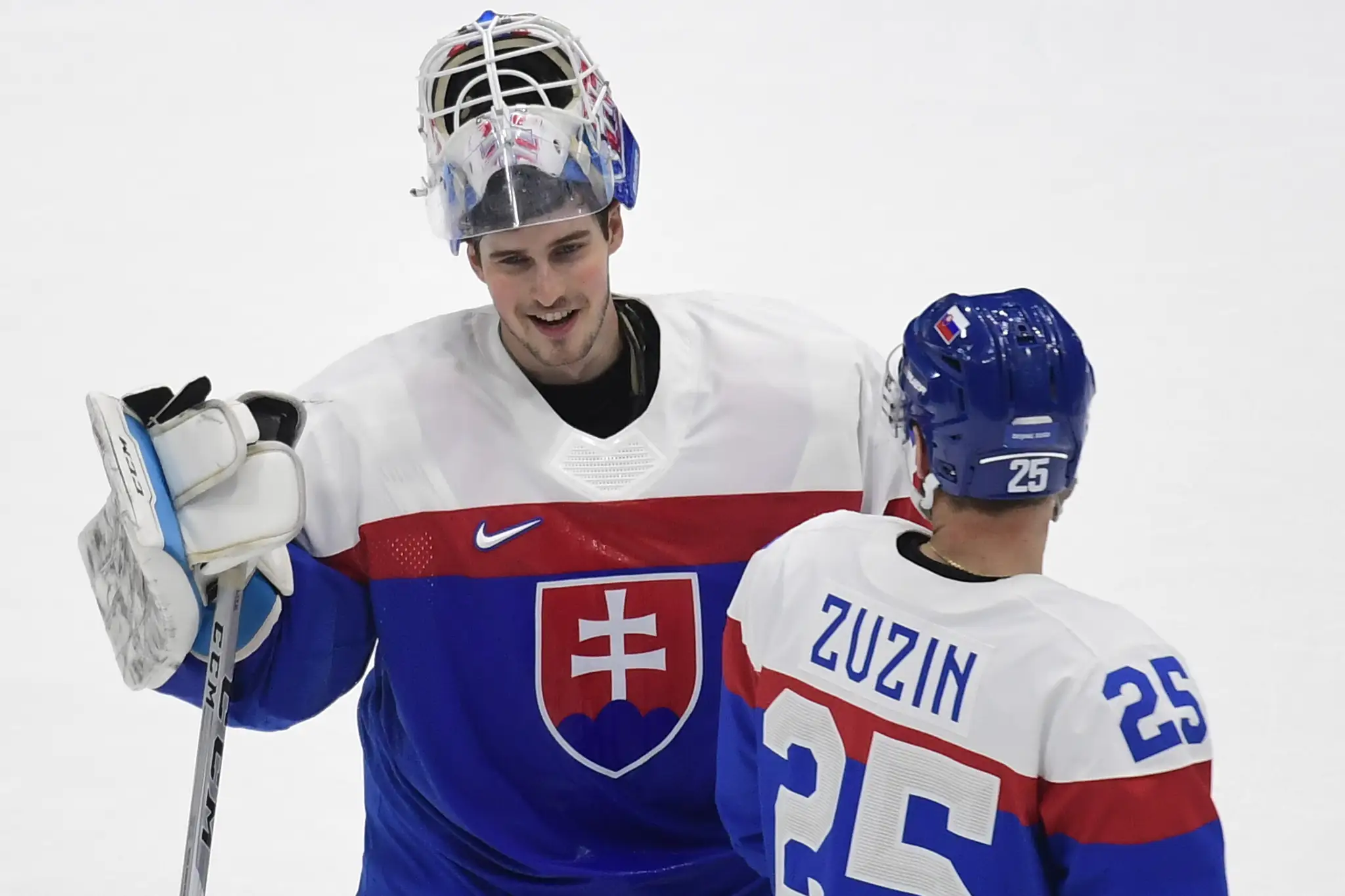 Zľava Patrik Rybár a Peter Zuzin sa tešia po víťazstve v kvalifikácii o štvrťfinále ZOH 2022 proti Nemecku.