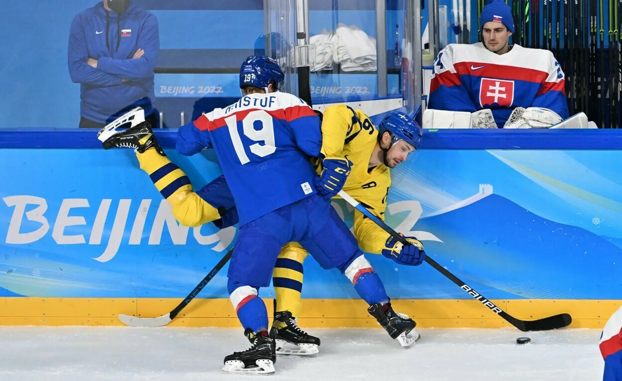 Michal Krištof naráža na mantinel v dueli na ZOH 2022 Švéda Marcusa Krugera.