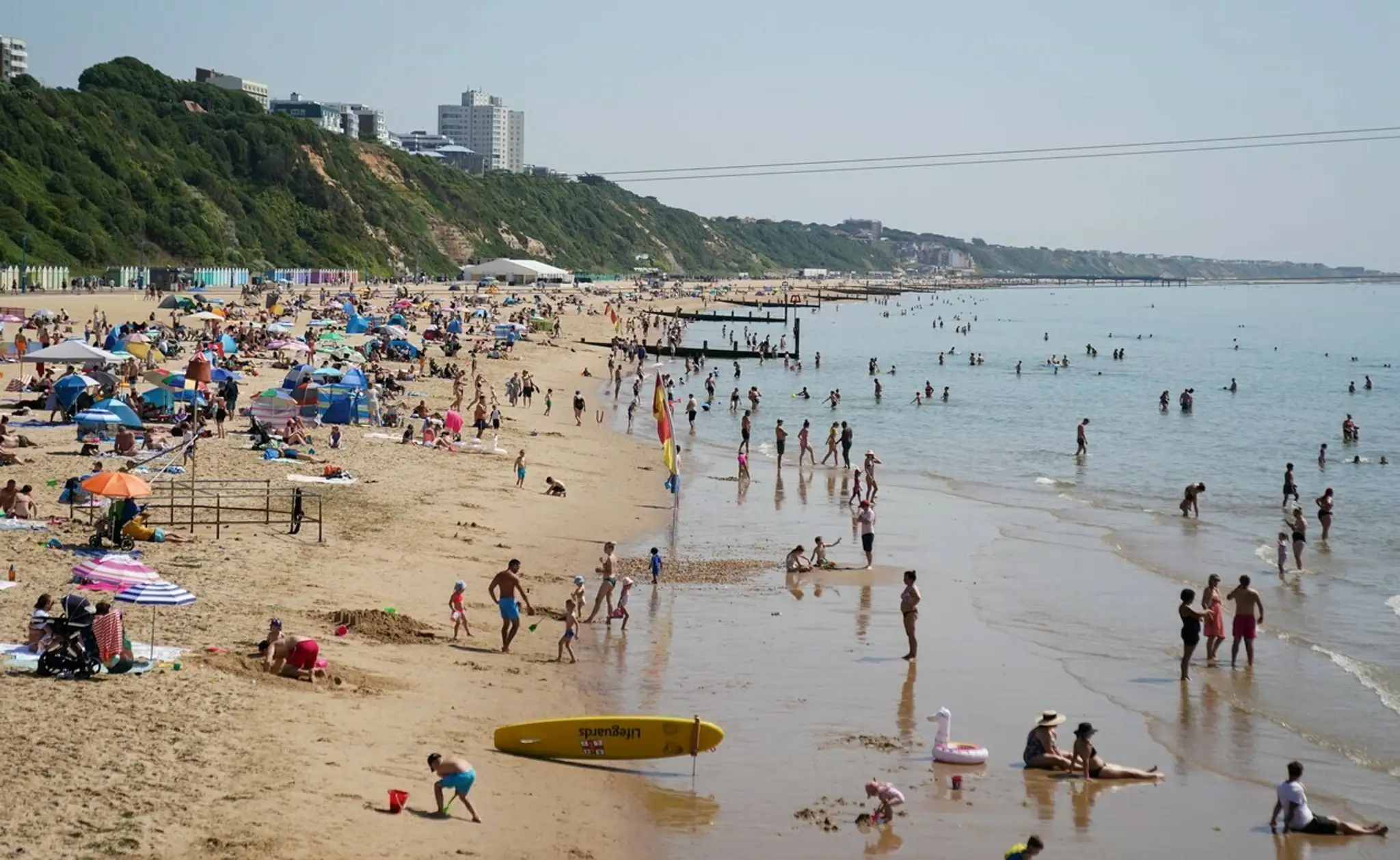 Preplnená pláž Bournemouth Beach v anglickom Dorsete cez víkend