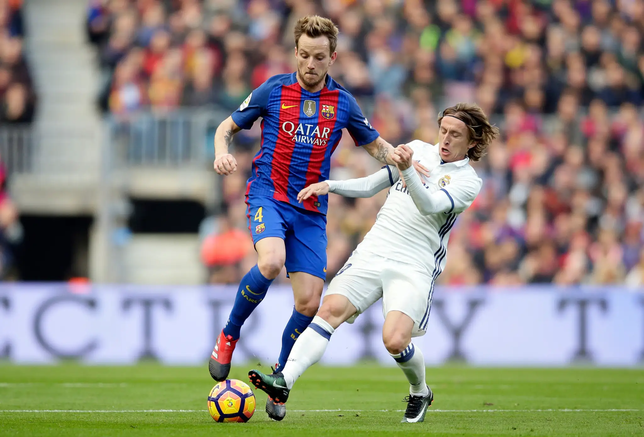 Súboj chorvátskych záložníkov v El Clásicu - Barcelončan Ivan Rakitič proti Lukovi Modričovi z Realu Madrid.