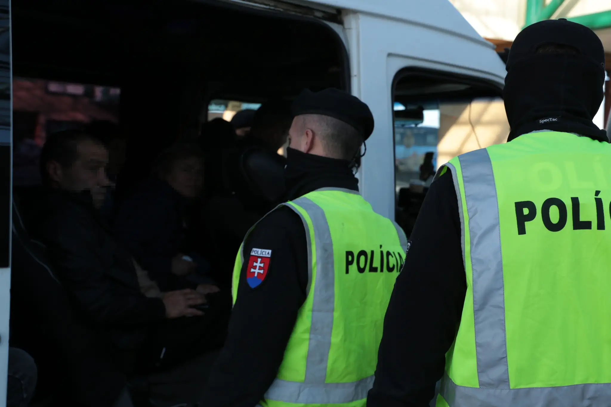 Polícia pri kontrole.