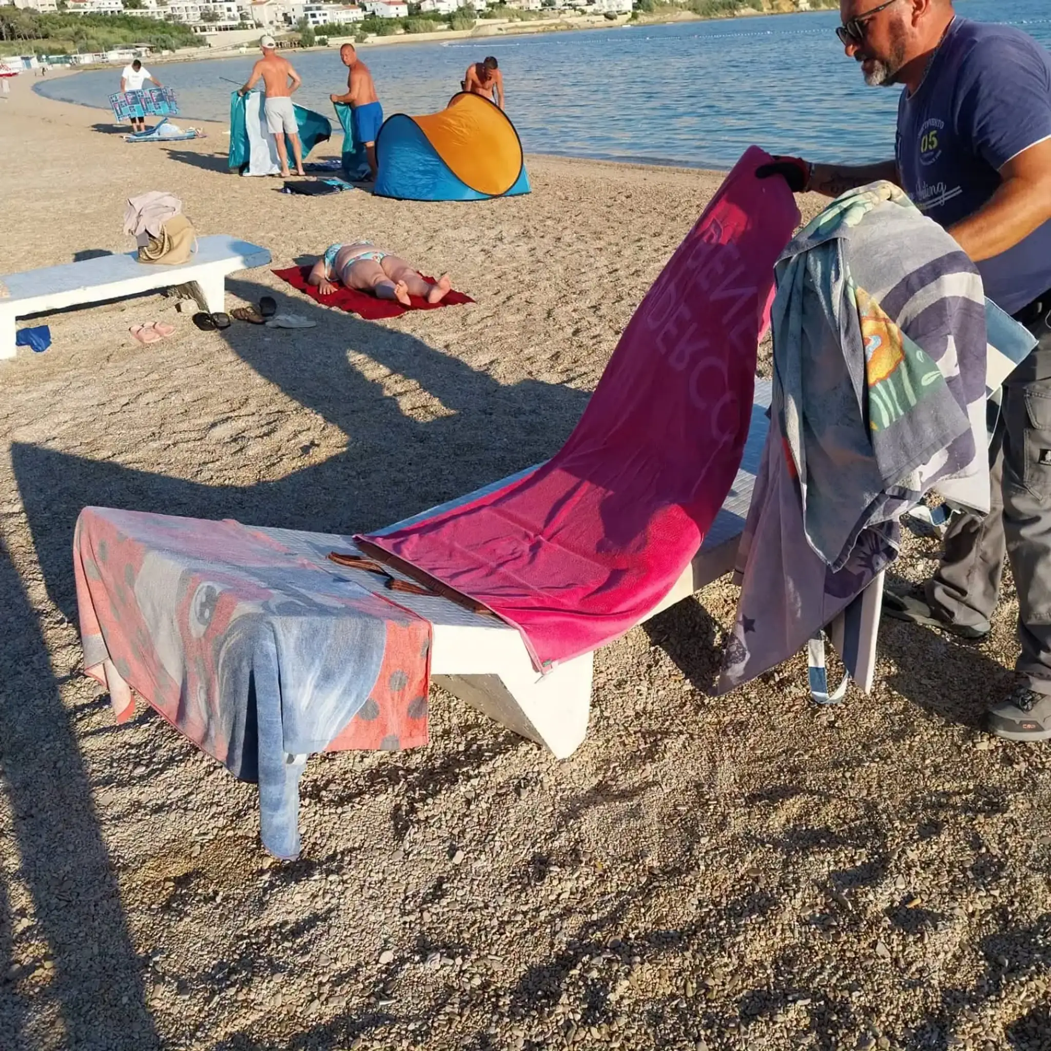 Z verejných priestranstiev odpratávajú uteráky, ležadlá a iné veci, ktoré si tam turisti nechávajú