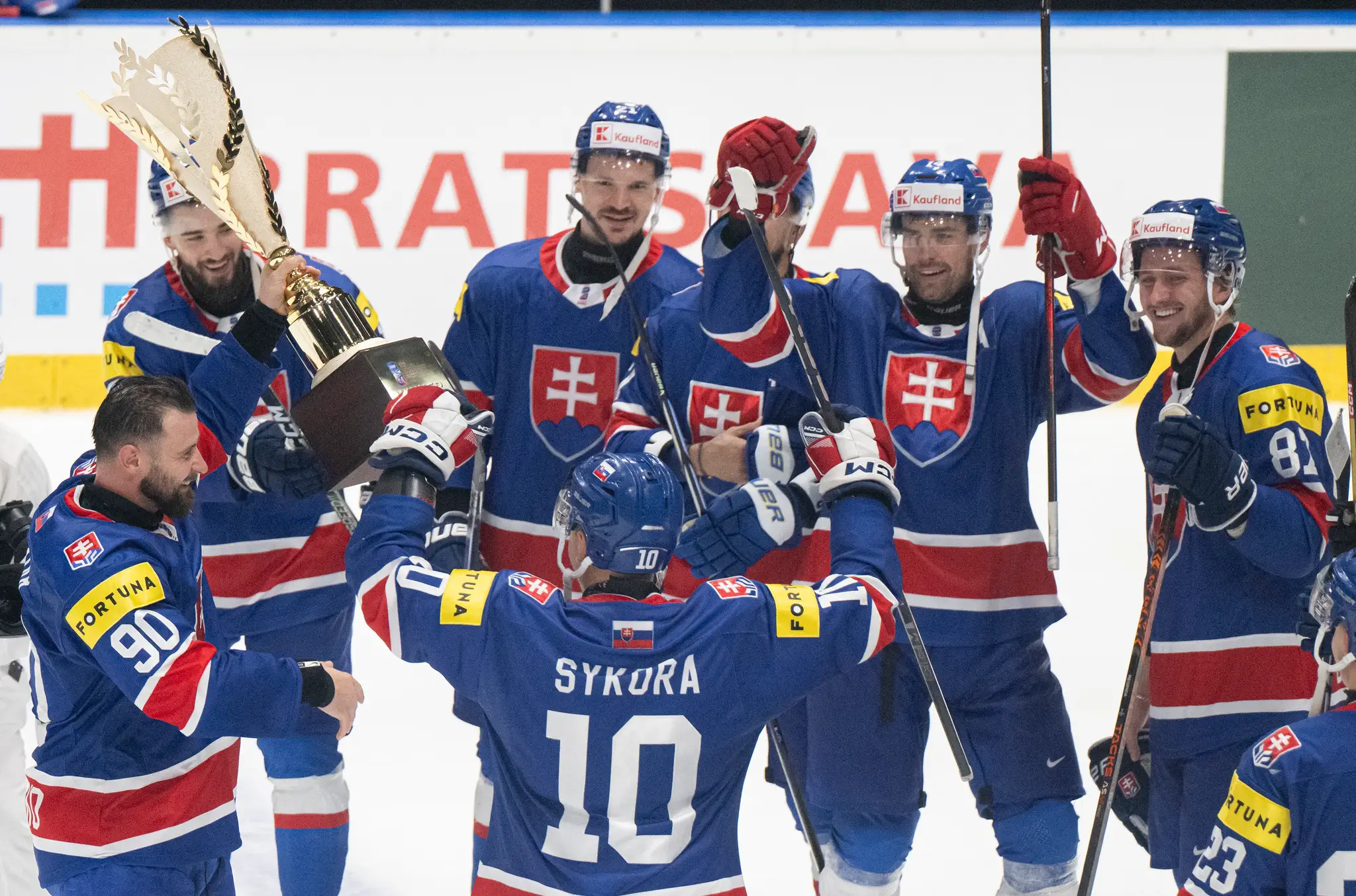Na snímke slovenskí hokejoví reprezentanti s trofejou.
