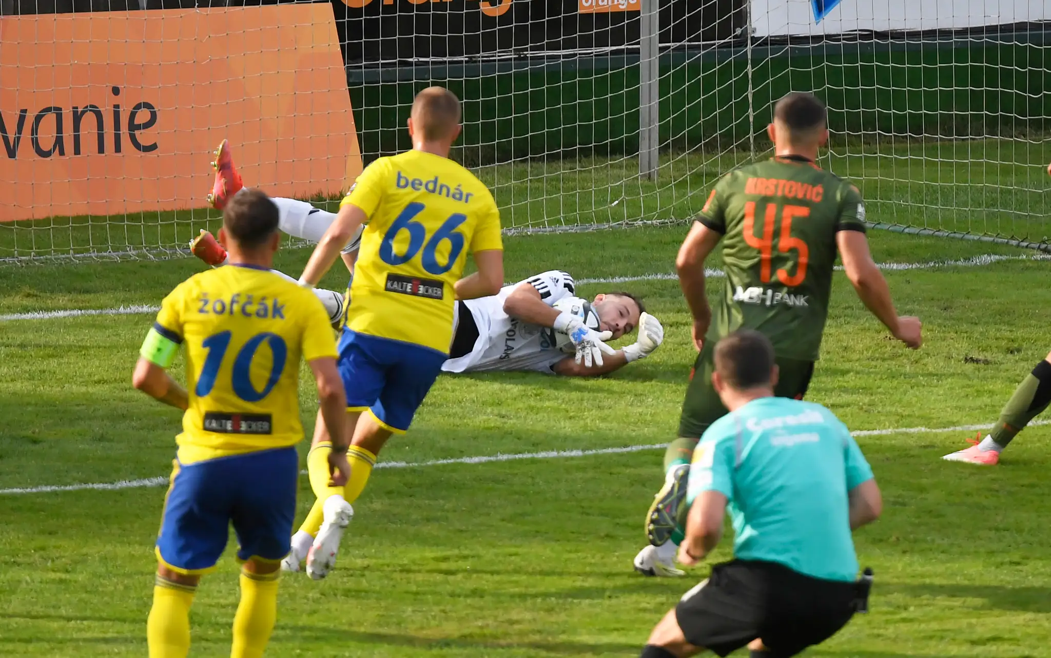 Na snímke uprostred brankár Benjamín Száraz (Michalovce) chytá loptu.