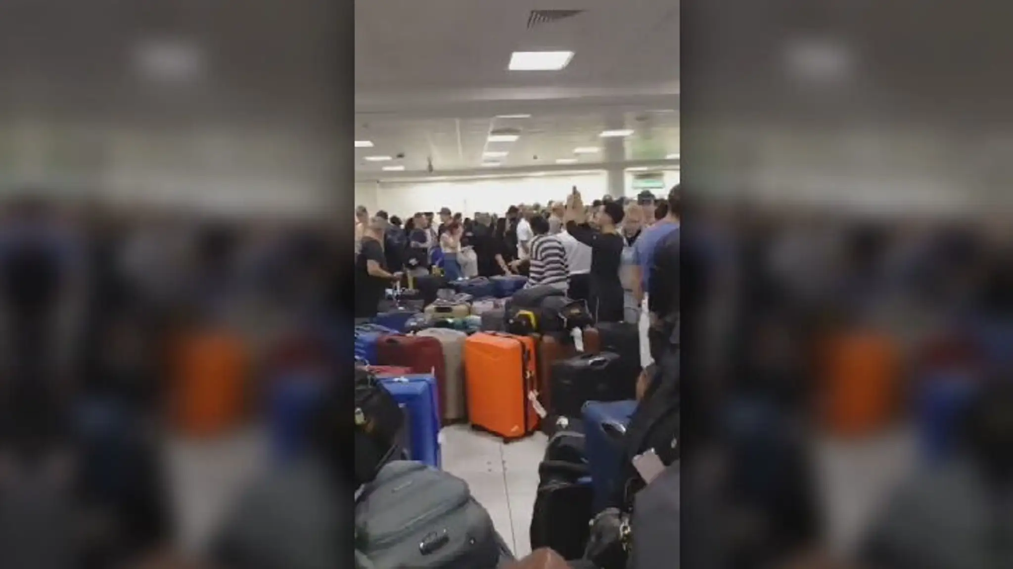 Na snímke cestujúci, ktorí uviazli na britských letiskách.