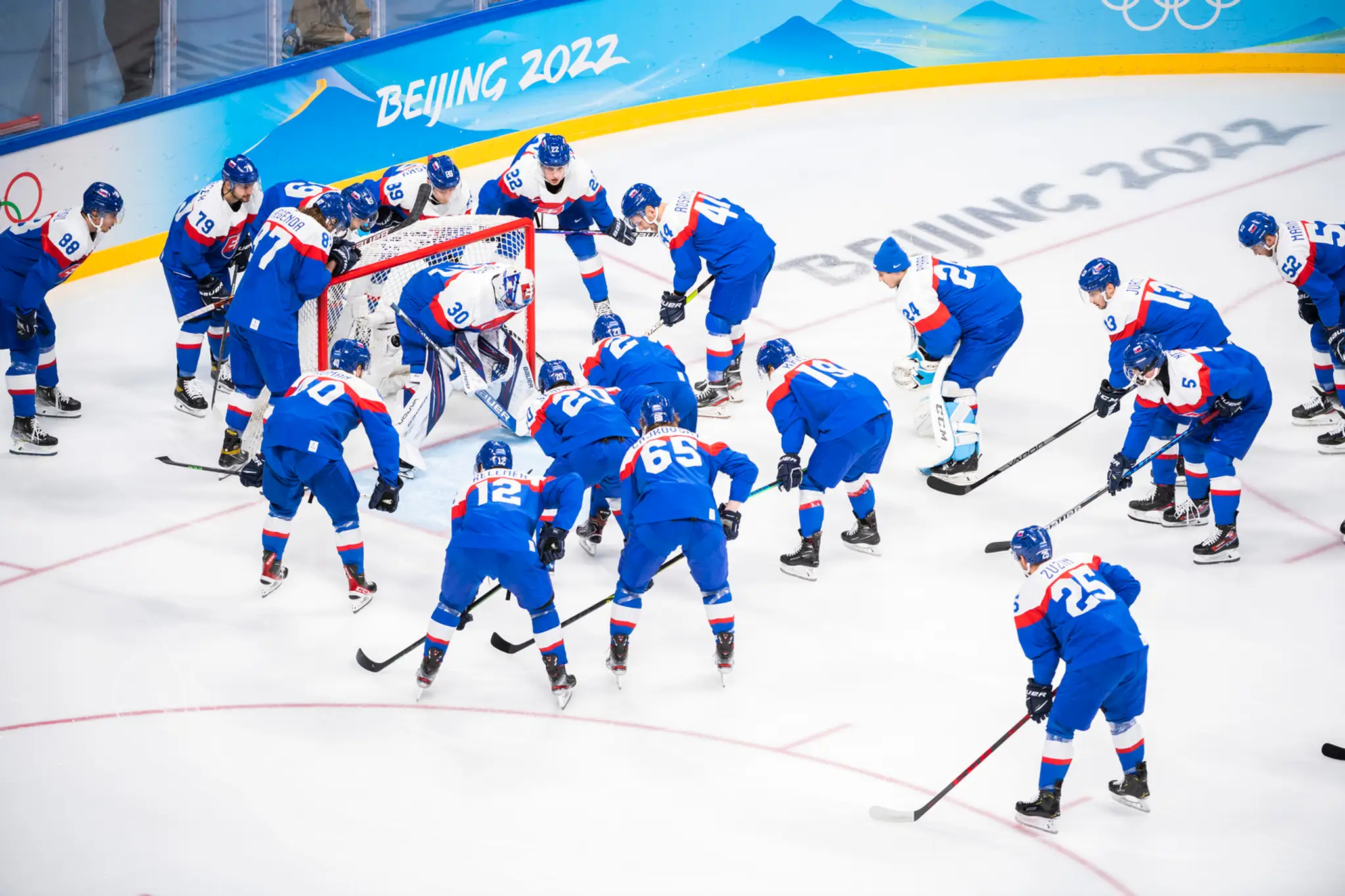 Hráči Slovenska pred zápasom proti Švédsku na ZOH 2022.