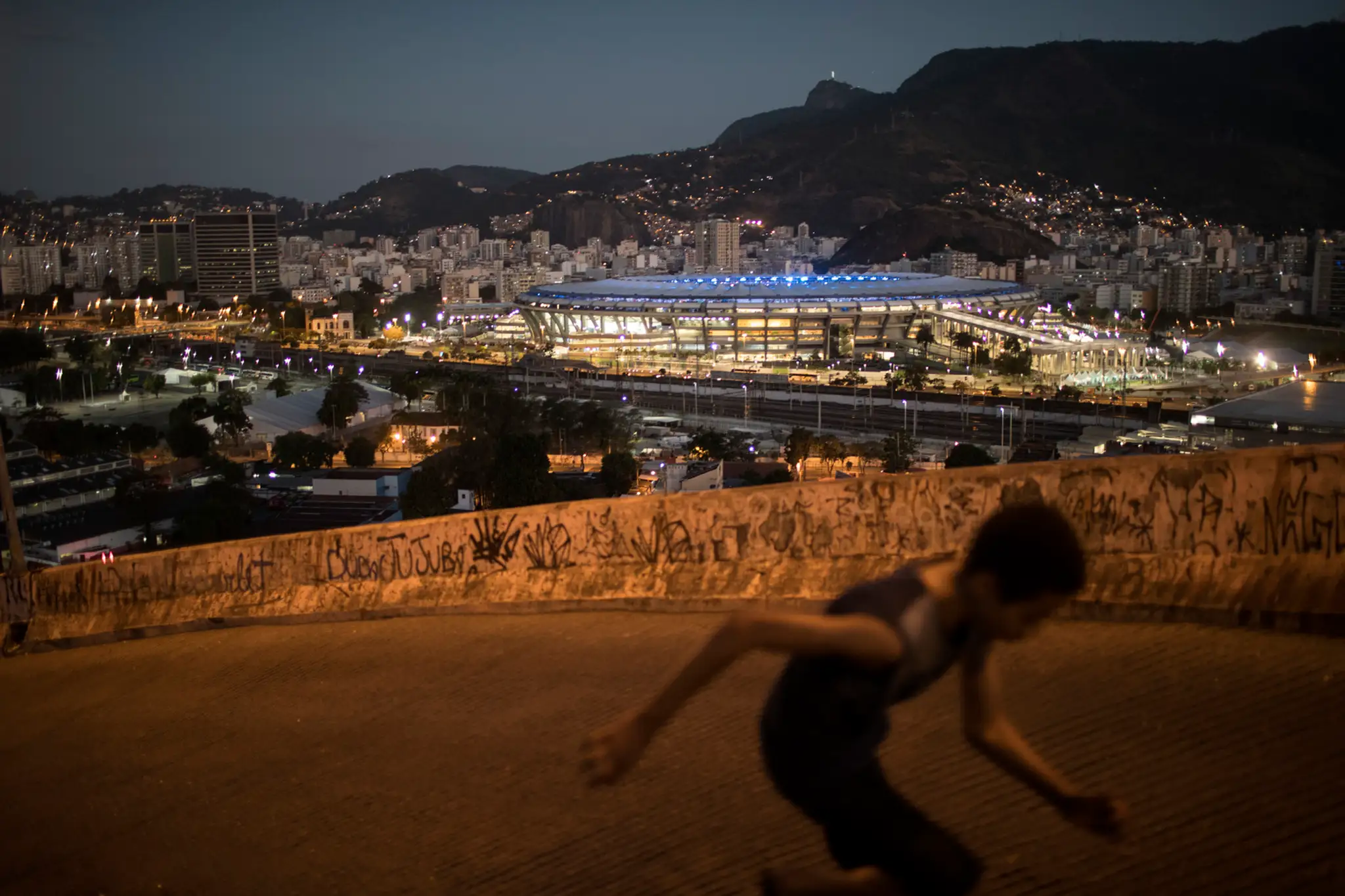 V pozadí štadión Maracana, na ktorom prebieha skúška na piatkový otvárací ceremoniál OH 2016 v Riu de Janeiro.